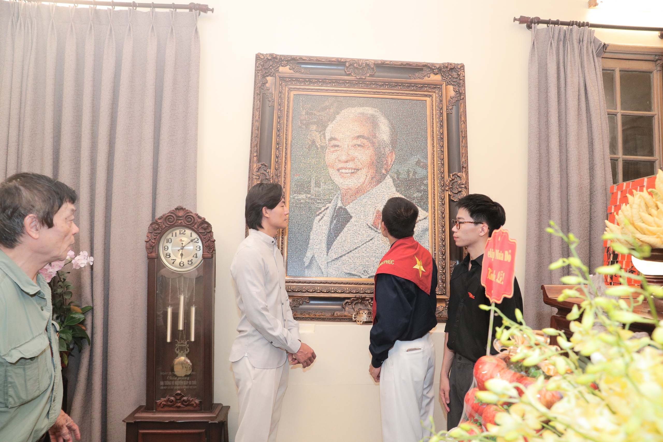 Diễn viên phim "Mưa đỏ" dâng hương tưởng nhớ Đại tướng Võ Nguyên Giáp- Ảnh 4. Diễn viên phim "Mưa đỏ" dâng hương tưởng nhớ Đại tướng Võ Nguyên Giáp- Ảnh 4.