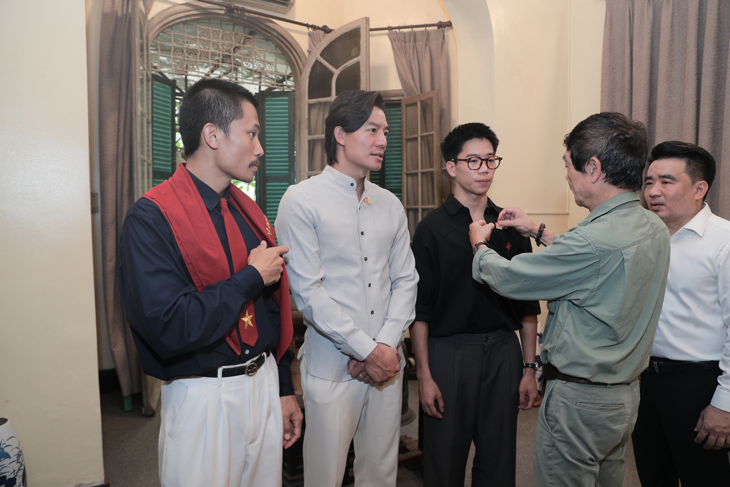 Diễn viên phim "Mưa đỏ" dâng hương tưởng nhớ Đại tướng Võ Nguyên Giáp- Ảnh 3. Diễn viên phim "Mưa đỏ" dâng hương tưởng nhớ Đại tướng Võ Nguyên Giáp- Ảnh 3.
