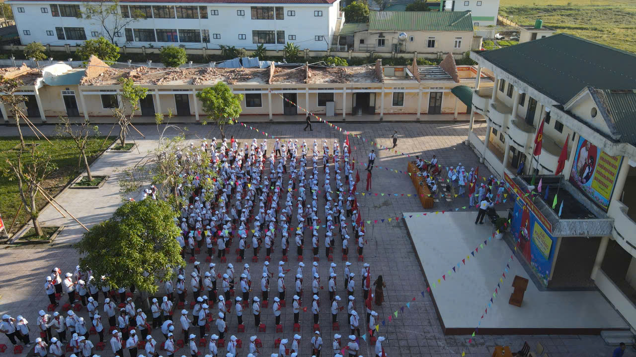 Học sinh khai giảng giữa ngổn ngang sau bão số 5 ở Hà Tĩnh- Ảnh 1.