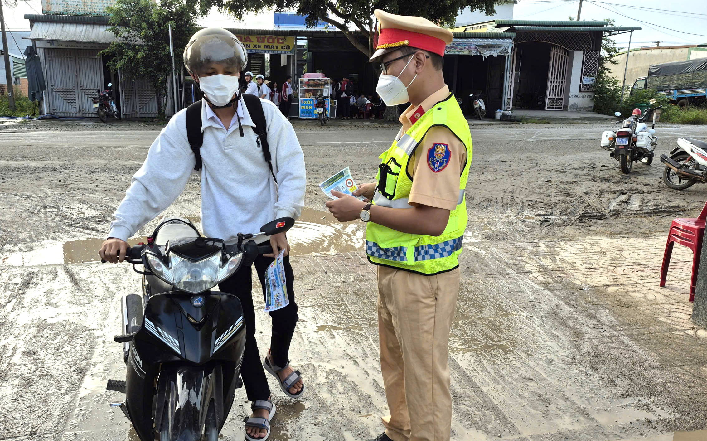 CSGT Đắk Lắk phát tờ rơi, tuyên truyền ATGT cho học sinh ngày tựu trường- Ảnh 2. CSGT Đắk Lắk phát tờ rơi, tuyên truyền ATGT cho học sinh ngày tựu trường- Ảnh 2.