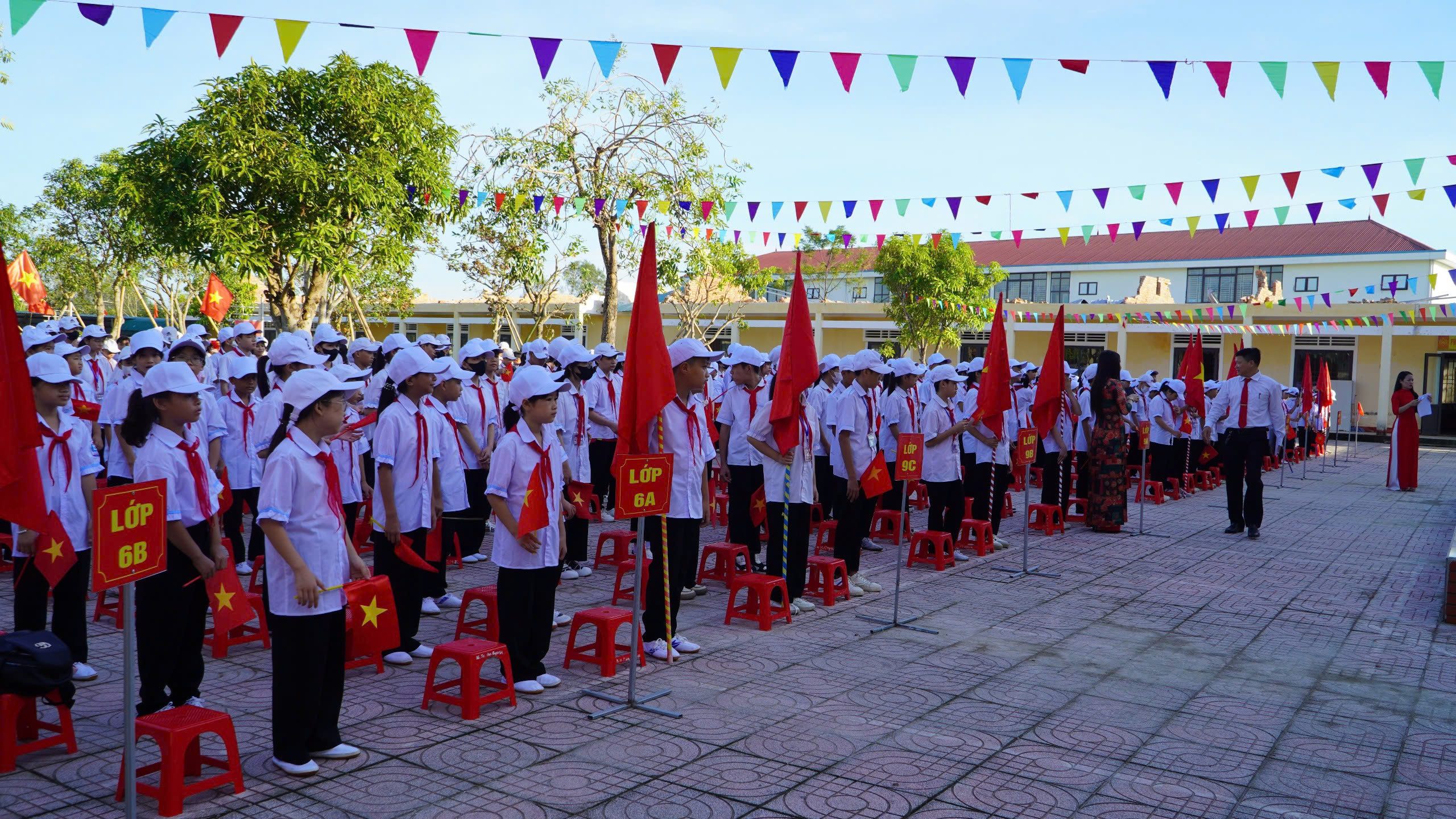 Học sinh khai giảng giữa ngổn ngang sau bão số 5 ở Hà Tĩnh- Ảnh 2.