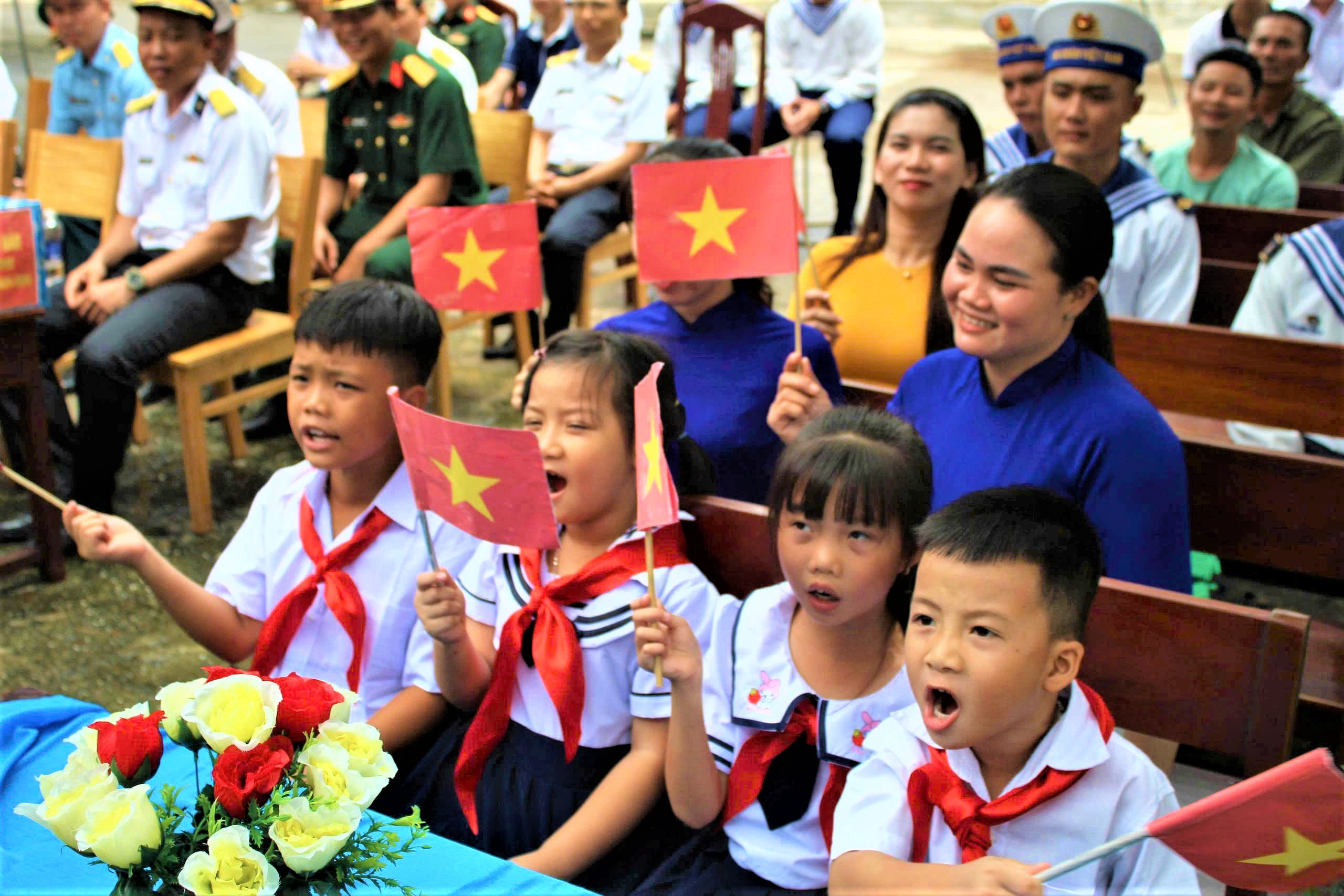 Rộn ràng, vui tươi lễ khai giảng năm học mới trên quần đảo Trường Sa- Ảnh 8.