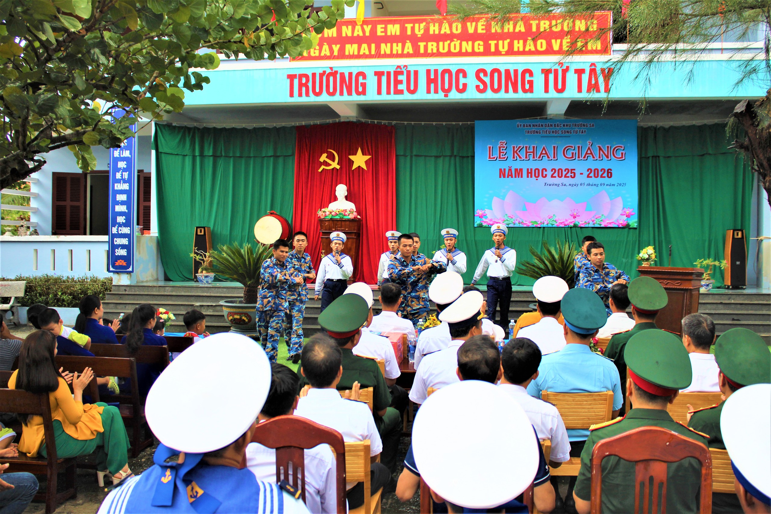 Rộn ràng, vui tươi lễ khai giảng năm học mới trên quần đảo Trường Sa- Ảnh 6.