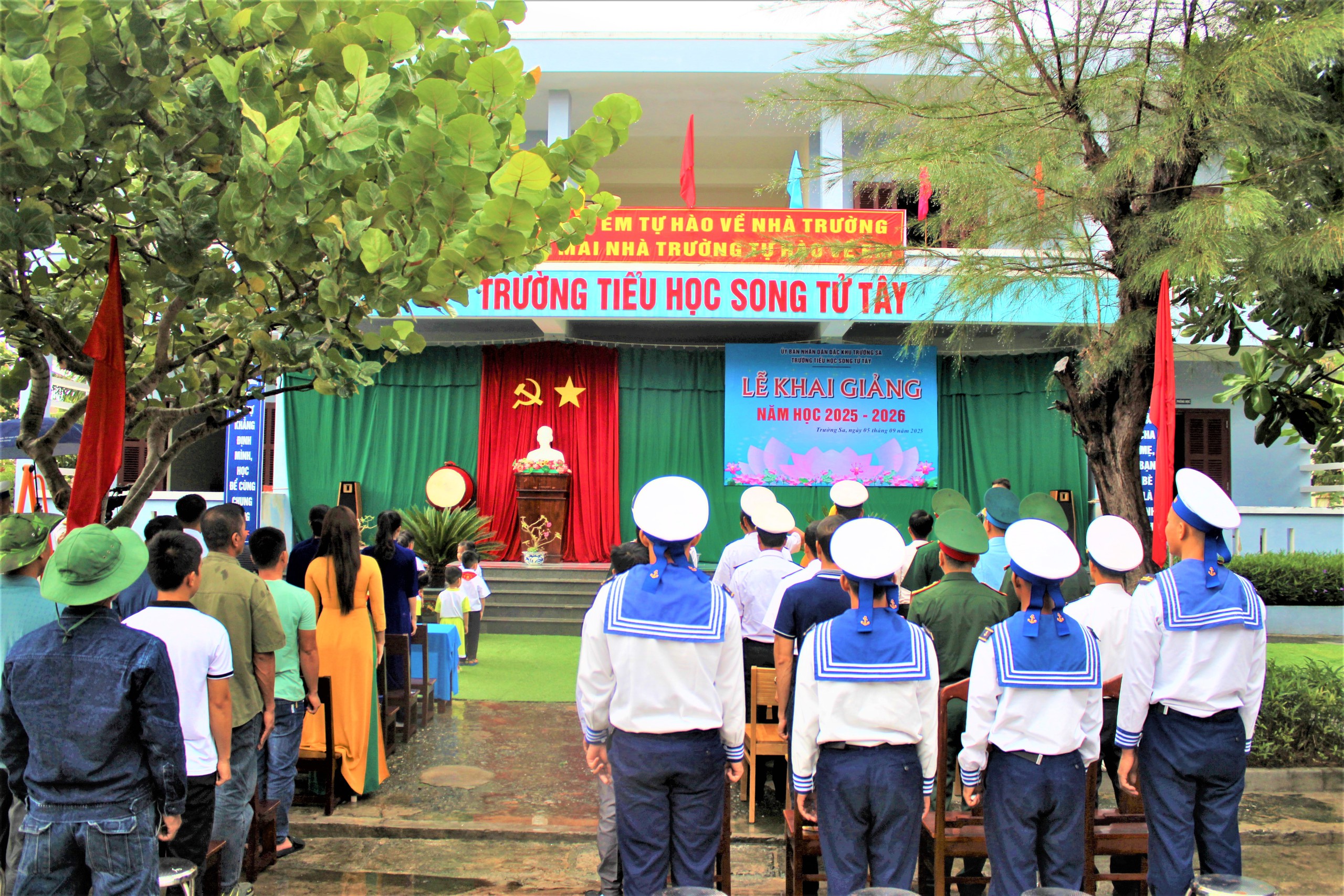 Rộn ràng, vui tươi lễ khai giảng năm học mới trên quần đảo Trường Sa- Ảnh 5.