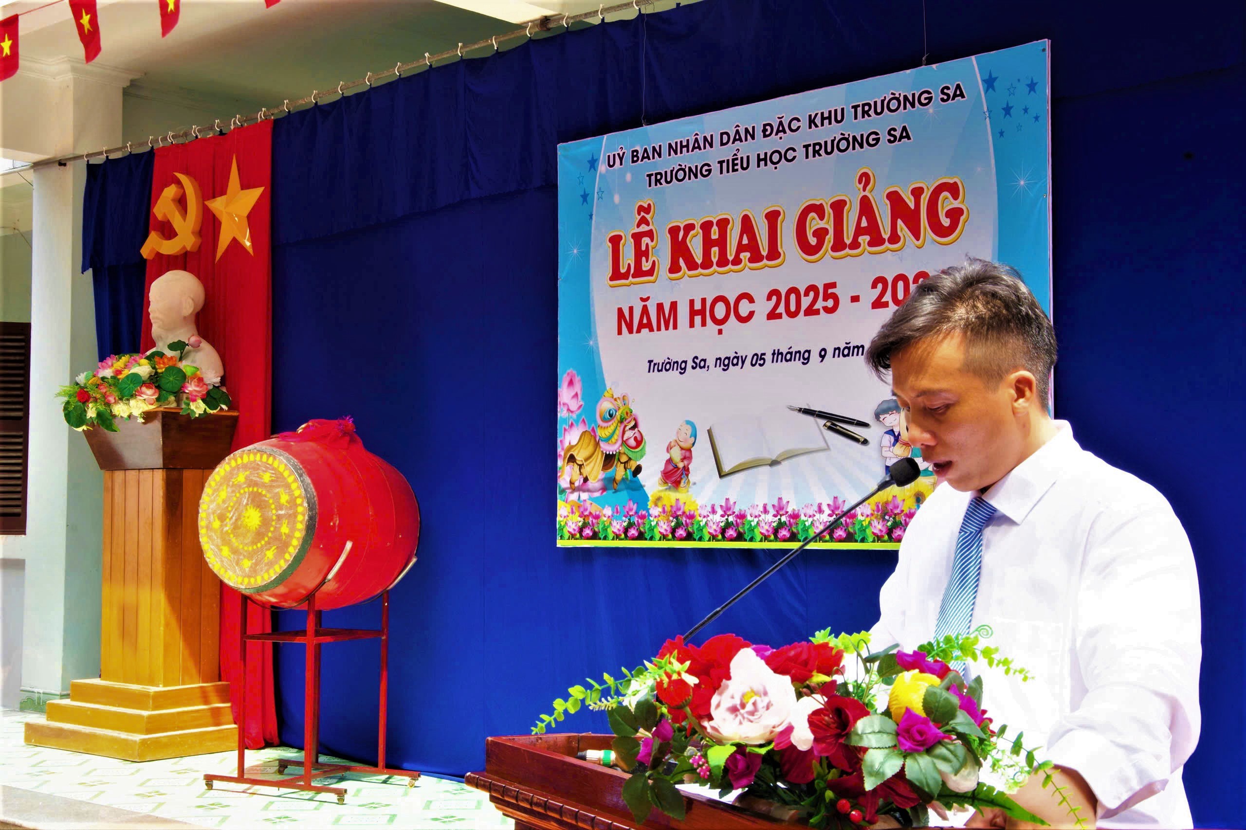 Rộn ràng, vui tươi lễ khai giảng năm học mới trên quần đảo Trường Sa- Ảnh 2.