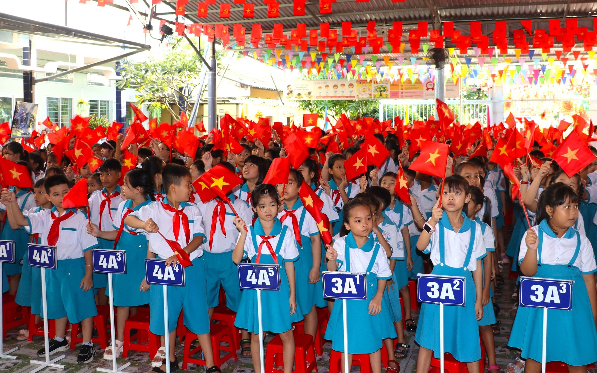 Rộn r&agrave;ng lễ khai giảng ở v&ugrave;ng đất cực Nam của Tổ quốc