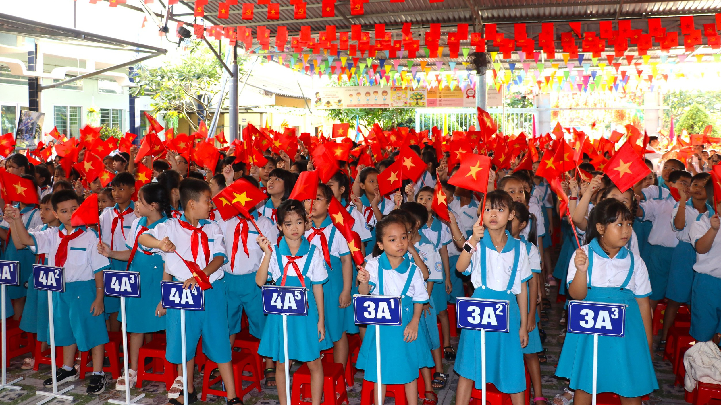 Rộn ràng lễ khai giảng ở vùng đất cực Nam của Tổ quốc- Ảnh 1. Rộn ràng lễ khai giảng ở vùng đất cực Nam của Tổ quốc- Ảnh 1.