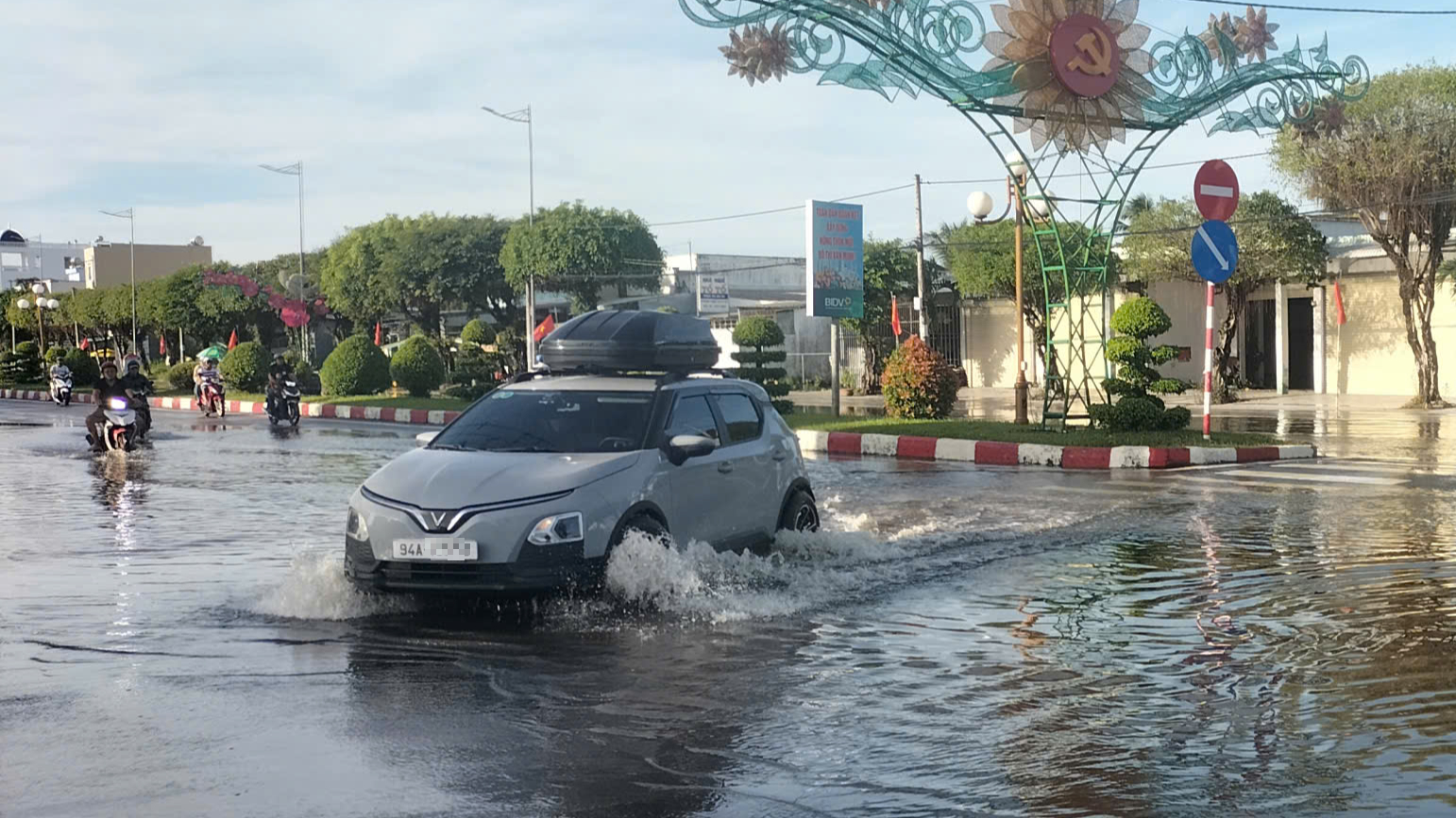 Cà Mau: Mưa lớn gây ngập ở Bạc Liêu ngày khai giảng- Ảnh 1.