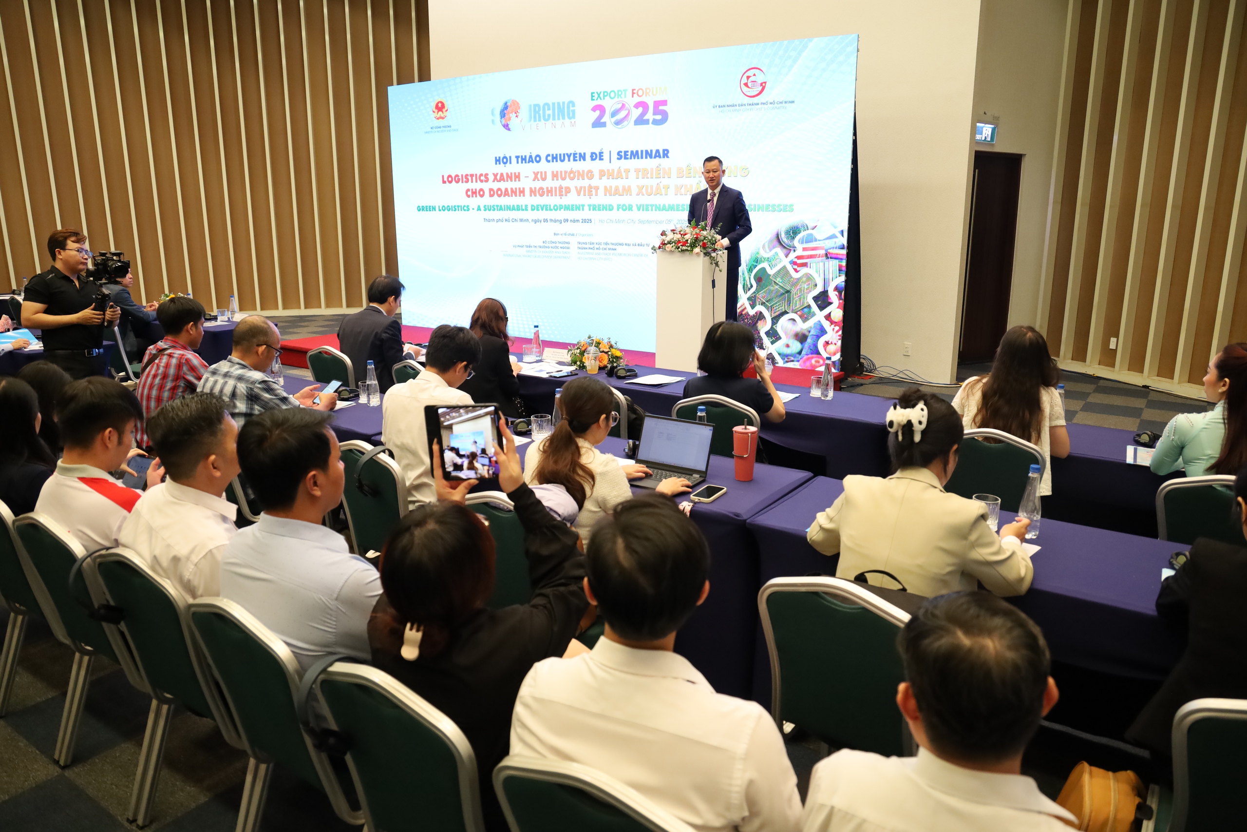 Vì sao doanh nghiệp Việt phải gấp rút chuyển đổi sang logistics xanh?- Ảnh 1. Vì sao doanh nghiệp Việt phải gấp rút chuyển đổi sang logistics xanh?- Ảnh 1.