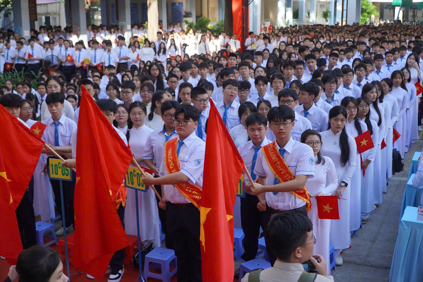 TP.HCM: Nhiều trường học đón Huân chương Lao động trong lễ khai giảng năm học mới- Ảnh 1.