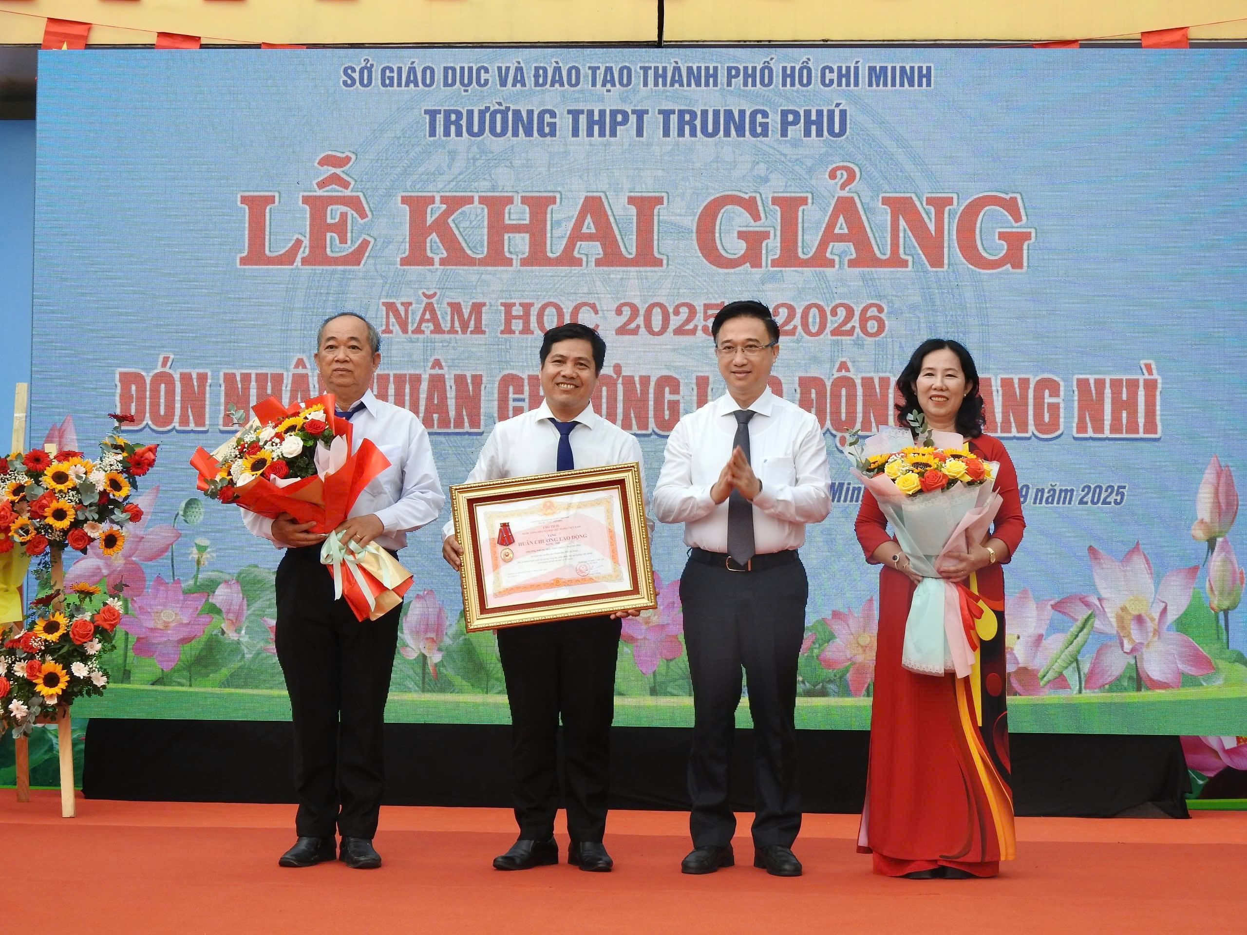 TP.HCM: Nhiều trường học đón Huân chương Lao động trong lễ khai giảng năm học mới- Ảnh 4.