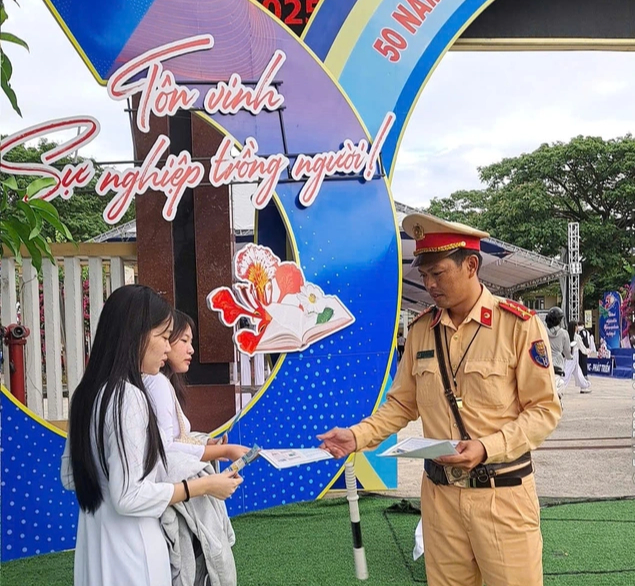 Quảng Ngãi: Tuyên truyền ATGT, tặng mũ bảo hiểm và quà cho học trò nghèo tại lễ khai giảng- Ảnh 3. Quảng Ngãi: Tuyên truyền ATGT, tặng mũ bảo hiểm và quà cho học trò nghèo tại lễ khai giảng- Ảnh 3.