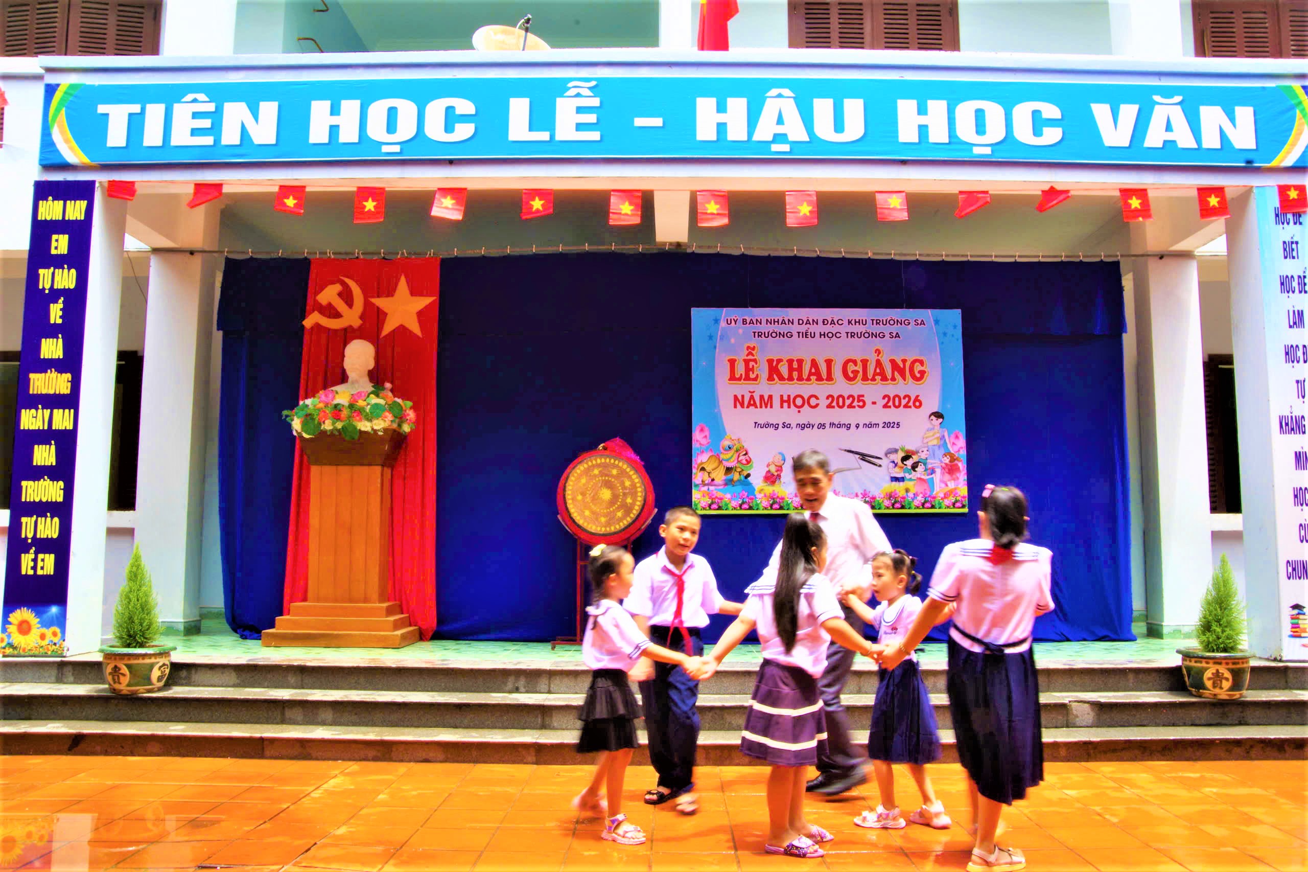 Rộn ràng, vui tươi lễ khai giảng năm học mới trên quần đảo Trường Sa- Ảnh 7.