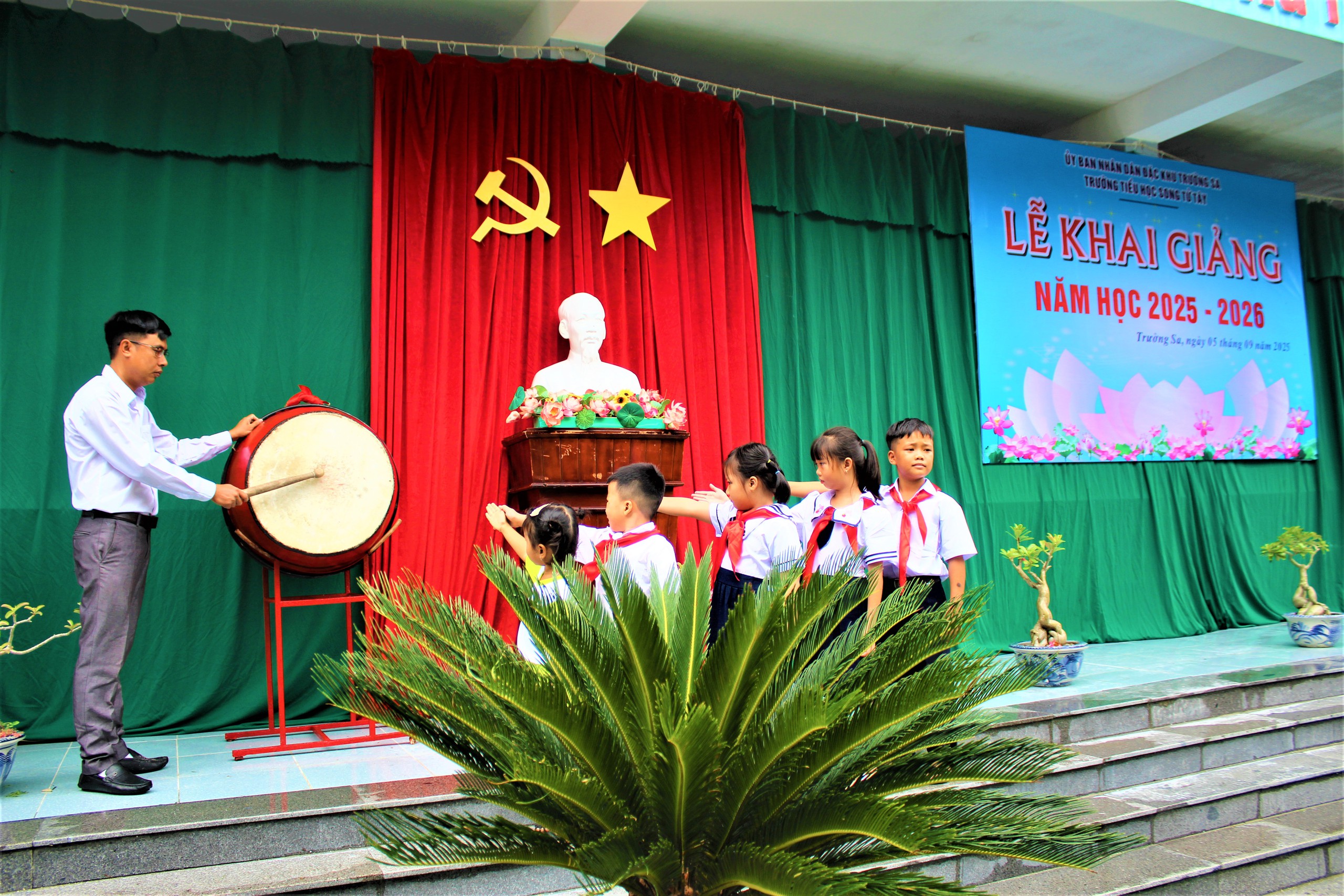 Rộn ràng, vui tươi lễ khai giảng năm học mới trên quần đảo Trường Sa- Ảnh 4. Rộn ràng, vui tươi lễ khai giảng năm học mới trên quần đảo Trường Sa- Ảnh 4.