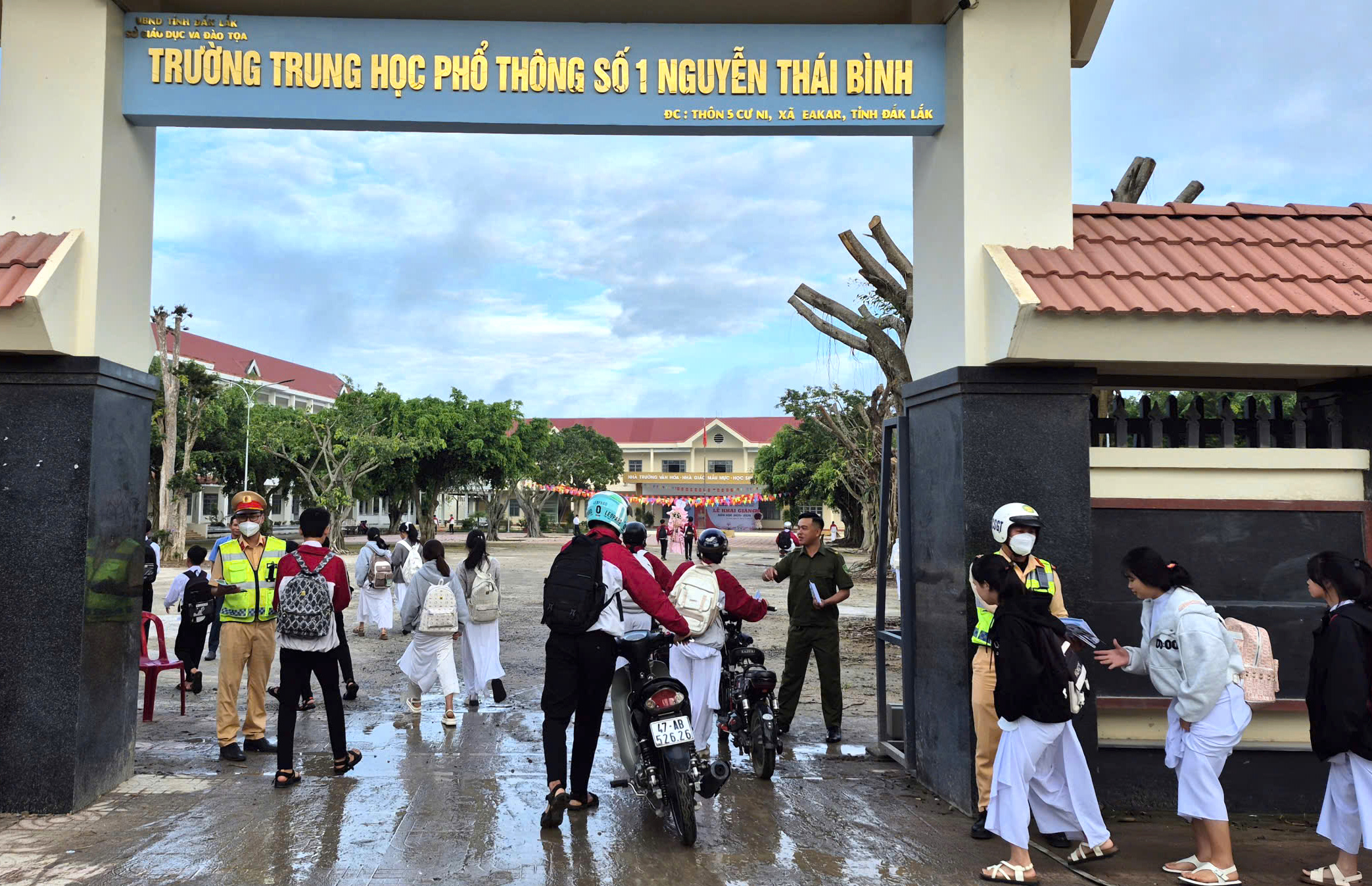 CSGT Đắk Lắk phát tờ rơi, tuyên truyền ATGT cho học sinh ngày tựu trường- Ảnh 1. CSGT Đắk Lắk phát tờ rơi, tuyên truyền ATGT cho học sinh ngày tựu trường- Ảnh 1.