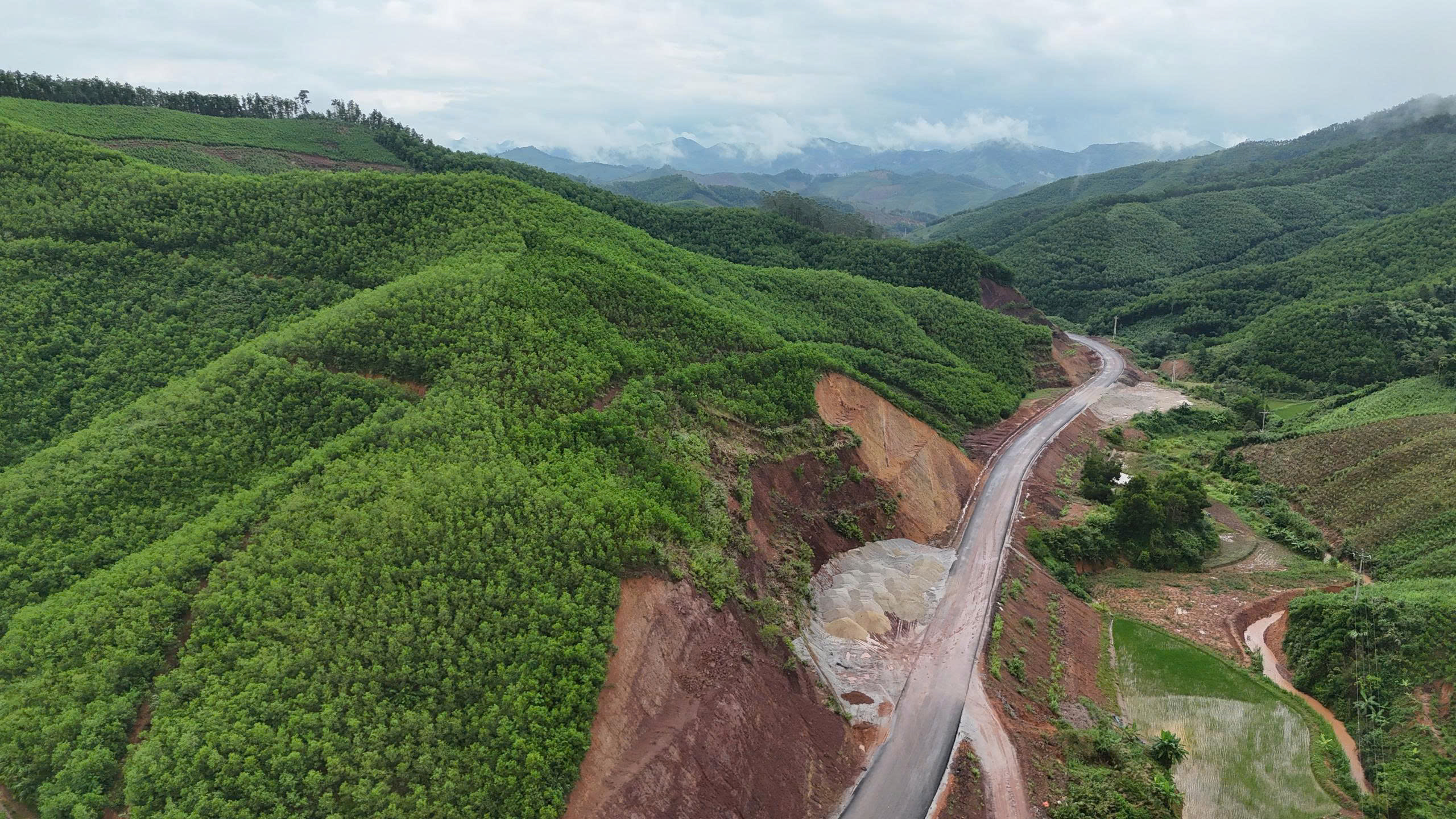 Xuyên núi mở đường kết nối phố núi Lạng Sơn với vùng biển Quảng Ninh- Ảnh 4. Xuyên núi mở đường kết nối phố núi Lạng Sơn với vùng biển Quảng Ninh- Ảnh 4.