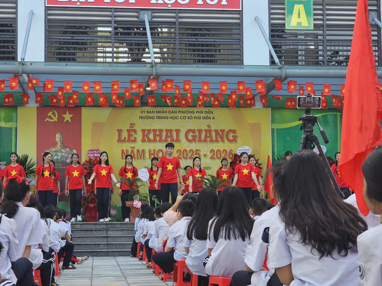 Hơn 2,3 triệu học sinh Hà Nội náo nức đón năm học mới đặc biệt- Ảnh 19. Hơn 2,3 triệu học sinh Hà Nội náo nức đón năm học mới đặc biệt- Ảnh 19.