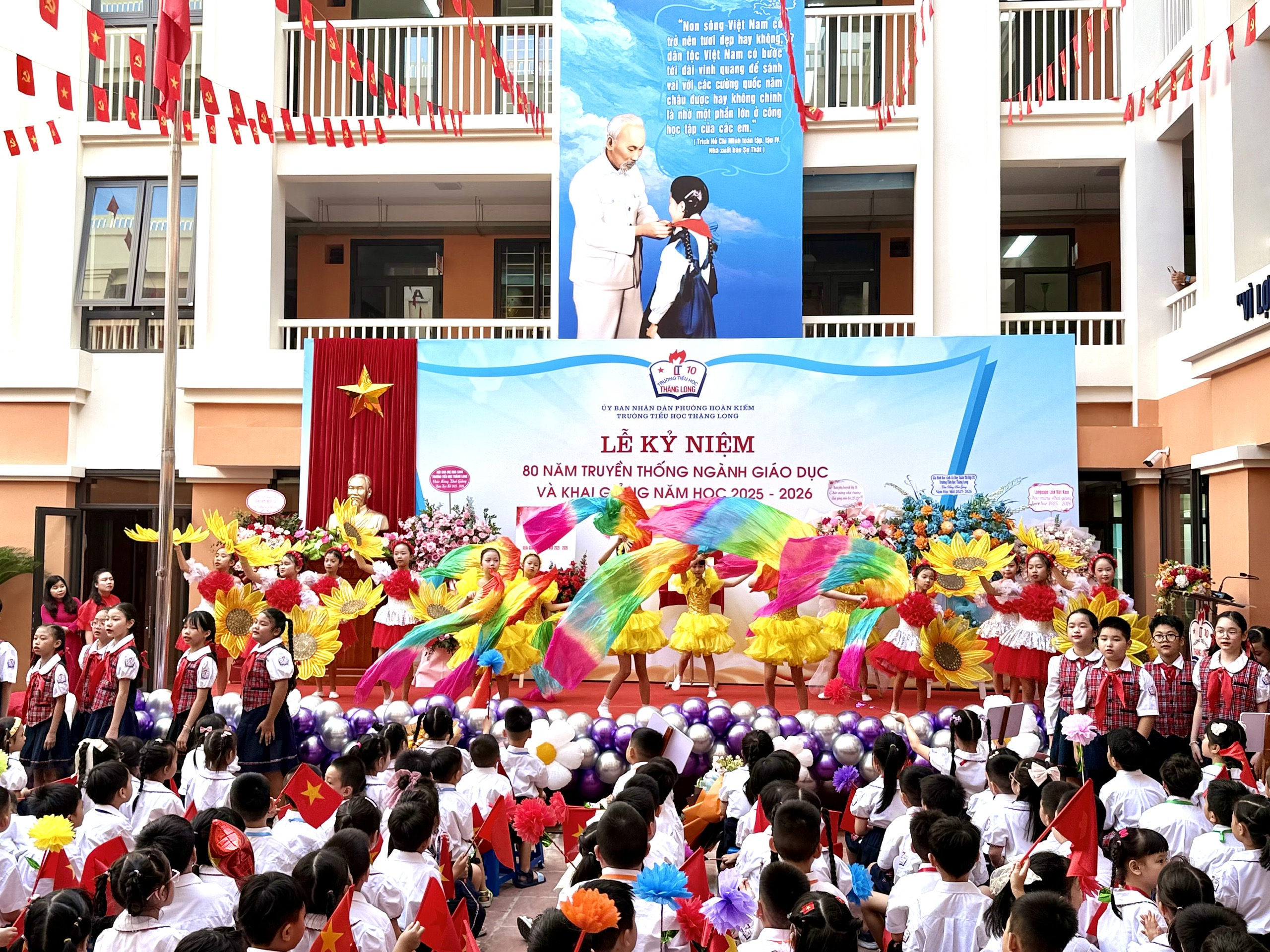 Hơn 2,3 triệu học sinh Hà Nội náo nức đón năm học mới đặc biệt- Ảnh 1. Hơn 2,3 triệu học sinh Hà Nội náo nức đón năm học mới đặc biệt- Ảnh 1.