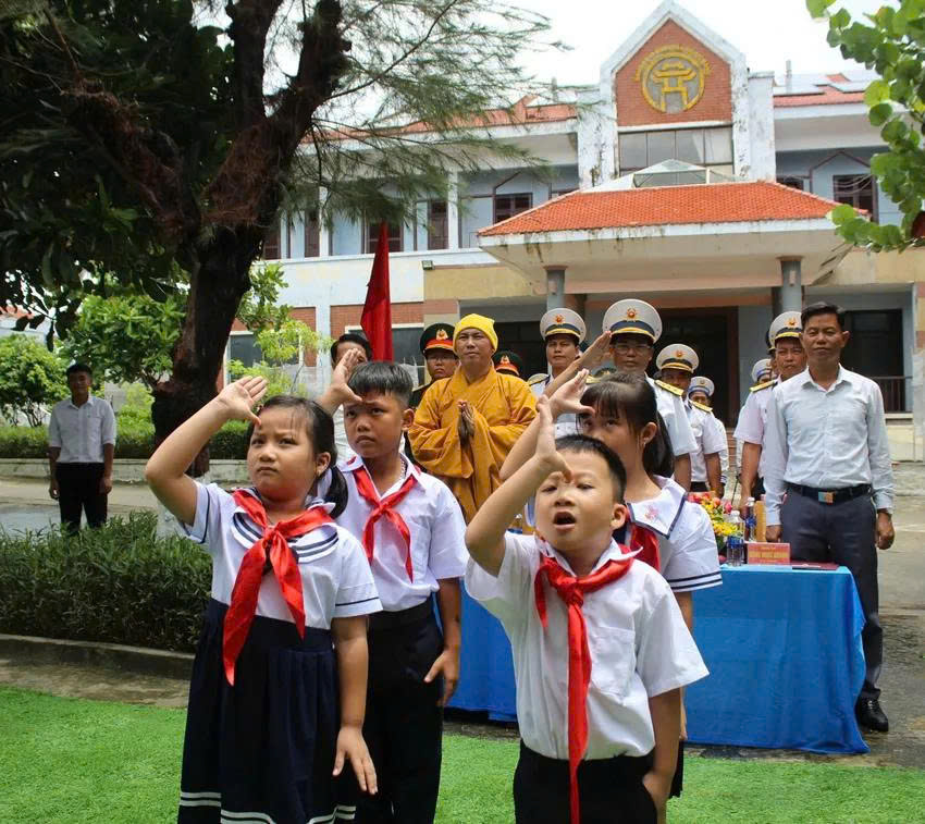 Rộn ràng, vui tươi lễ khai giảng năm học mới trên quần đảo Trường Sa- Ảnh 1.