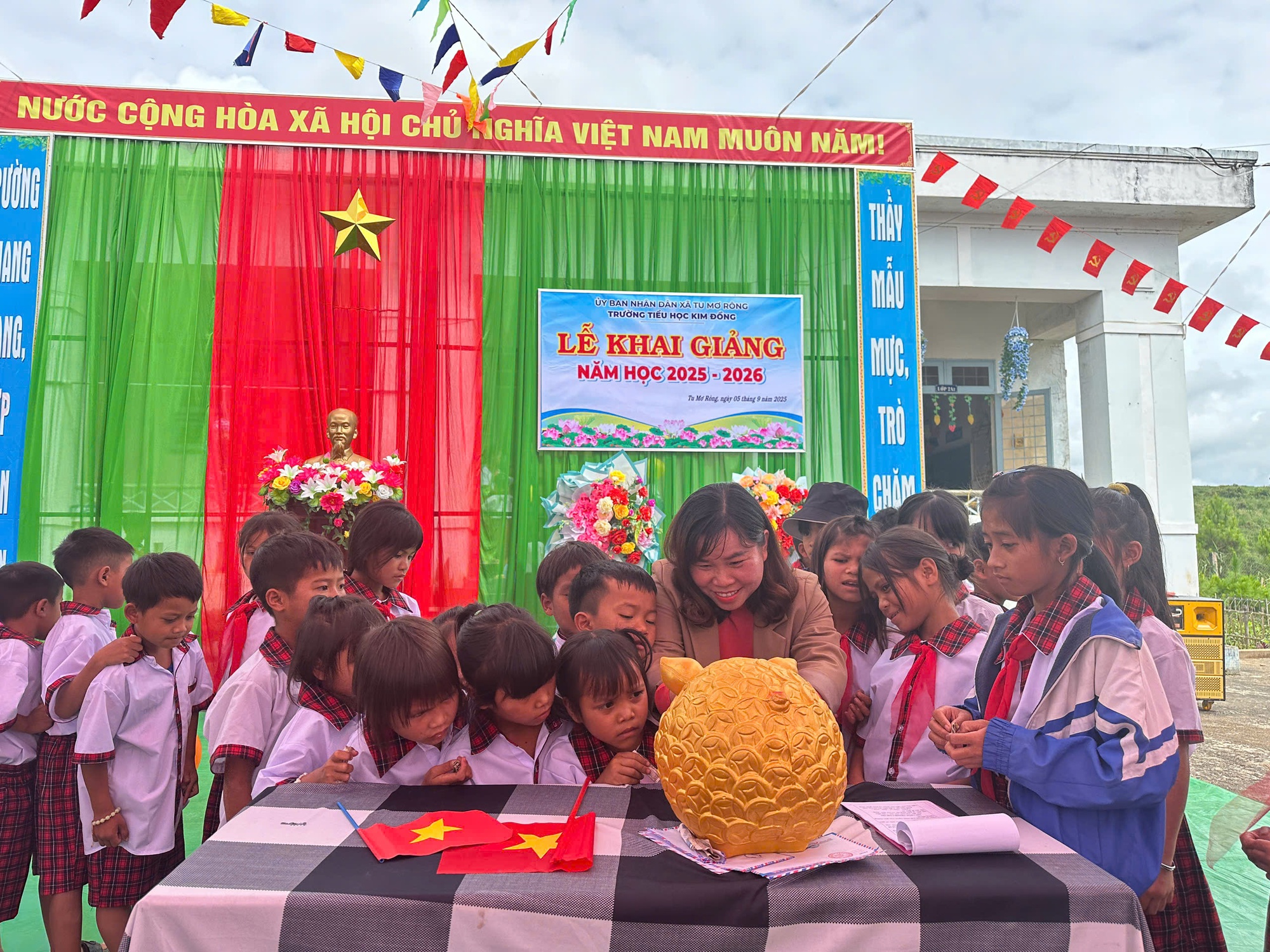 Học sinh toàn quốc hân hoan niềm vui ngày tựu trường- Ảnh 2.