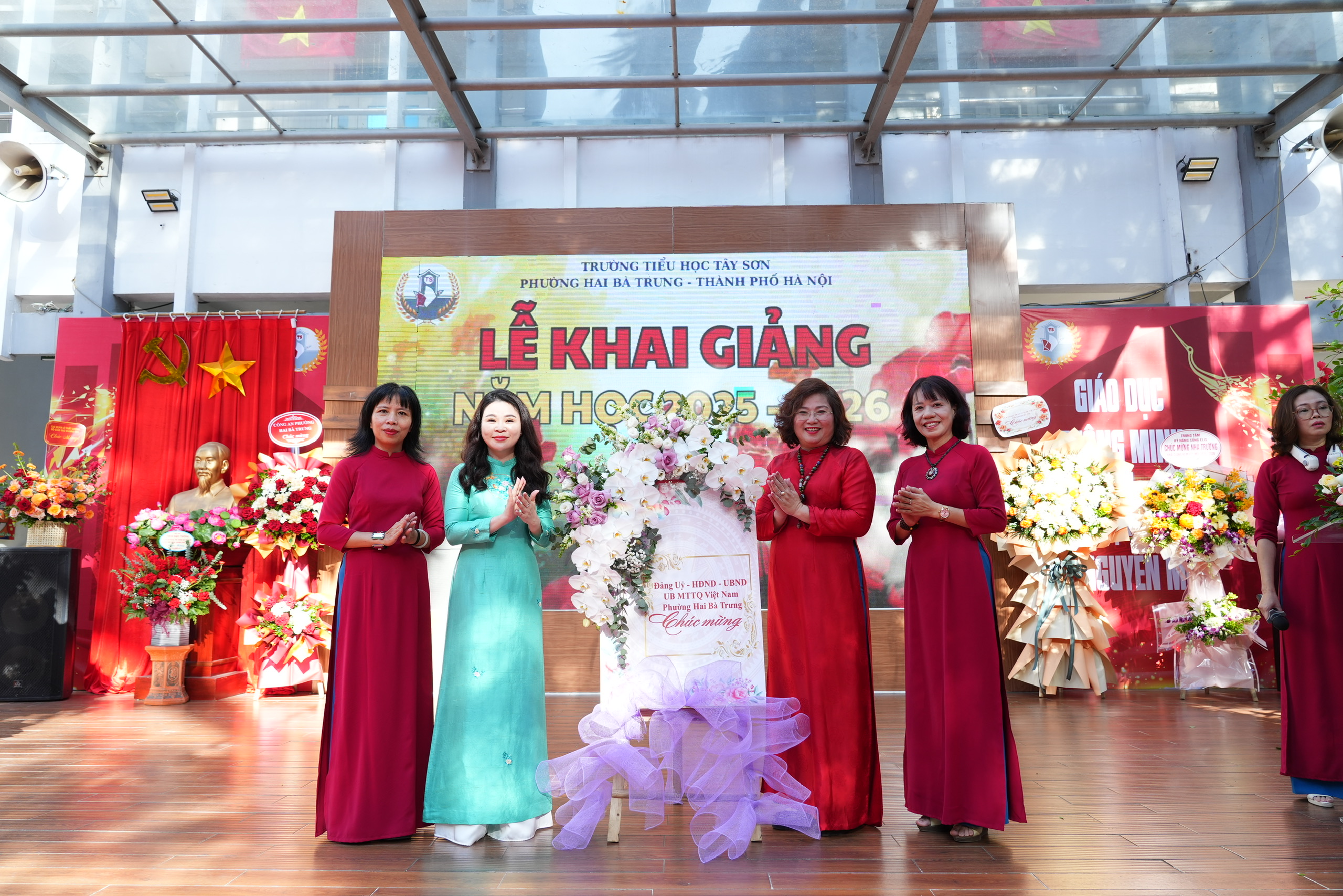 Hơn 2,3 triệu học sinh Hà Nội náo nức đón năm học mới đặc biệt- Ảnh 13. Hơn 2,3 triệu học sinh Hà Nội náo nức đón năm học mới đặc biệt- Ảnh 13.
