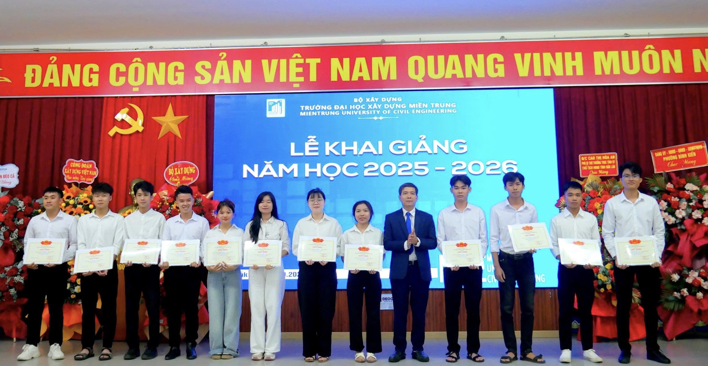 Trường Đại học Xây dựng Miền Trung đón gần 1.000 tân sinh viên vào năm học mới- Ảnh 3. Trường Đại học Xây dựng Miền Trung đón gần 1.000 tân sinh viên vào năm học mới- Ảnh 3.