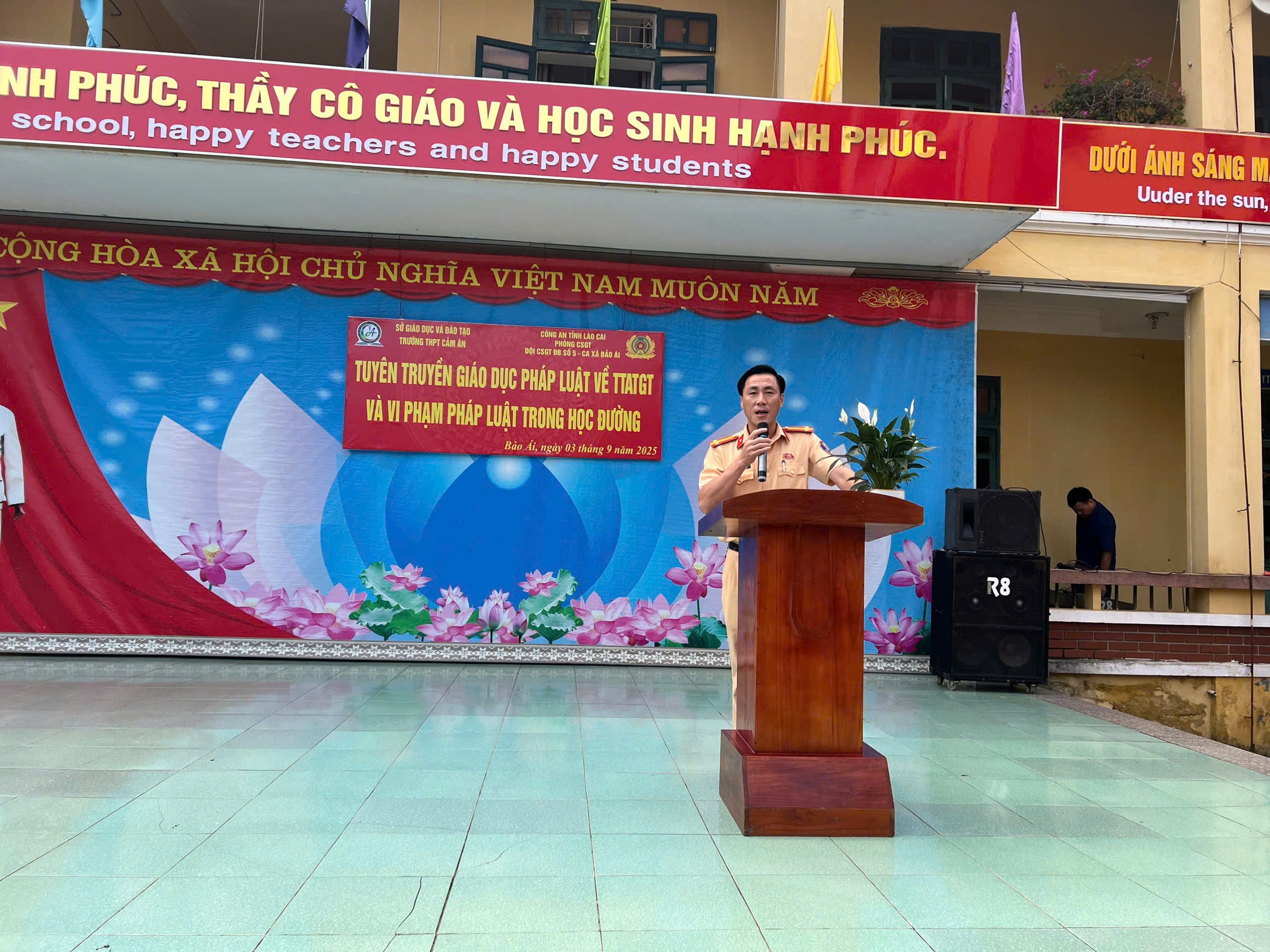 Cảnh sát giao thông Lào Cai đồng hành cùng học sinh bước vào năm học mới- Ảnh 1. Cảnh sát giao thông Lào Cai đồng hành cùng học sinh bước vào năm học mới- Ảnh 1.