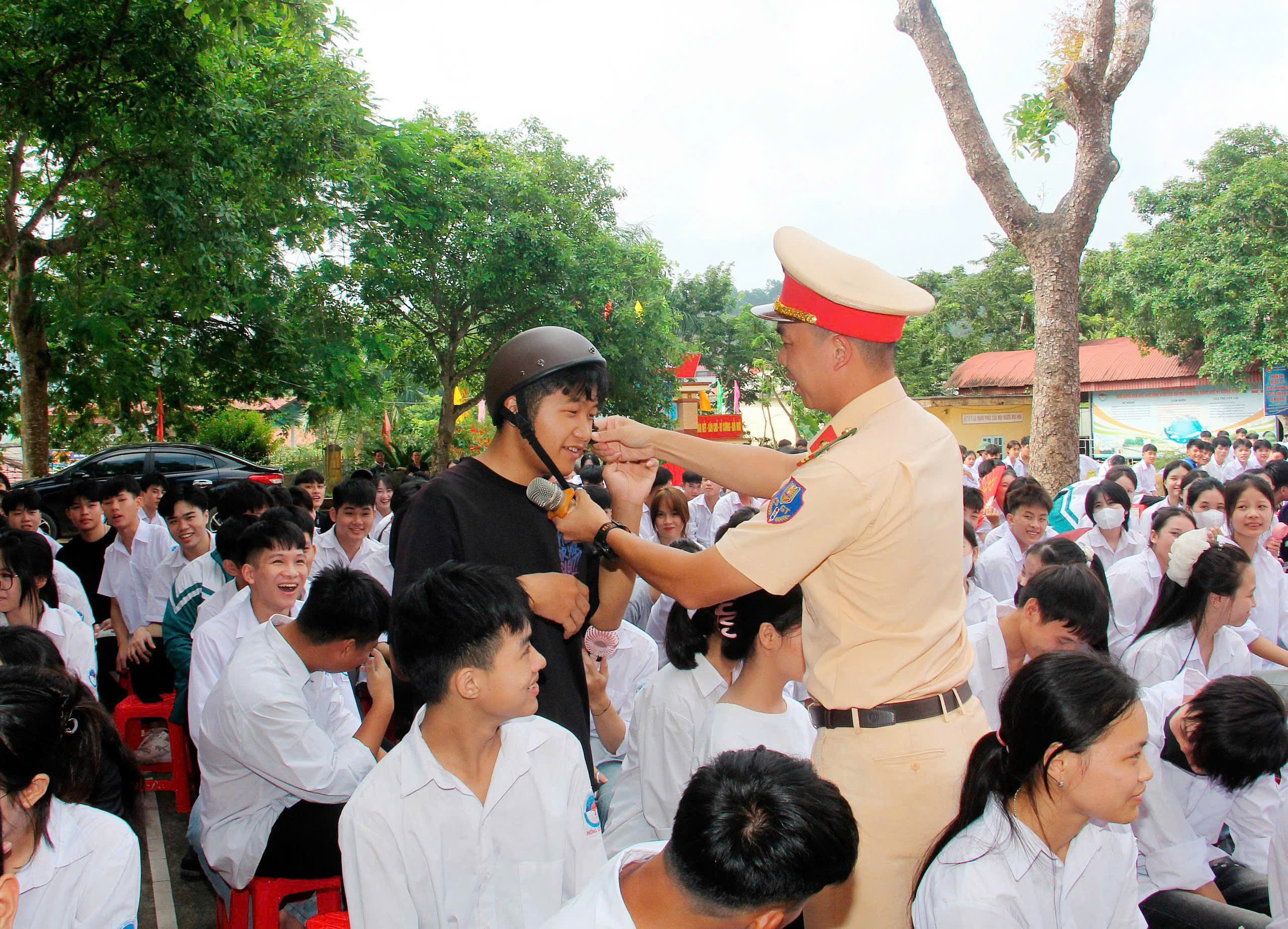 Cảnh sát giao thông Lào Cai đồng hành cùng học sinh bước vào năm học mới- Ảnh 4. Cảnh sát giao thông Lào Cai đồng hành cùng học sinh bước vào năm học mới- Ảnh 4.
