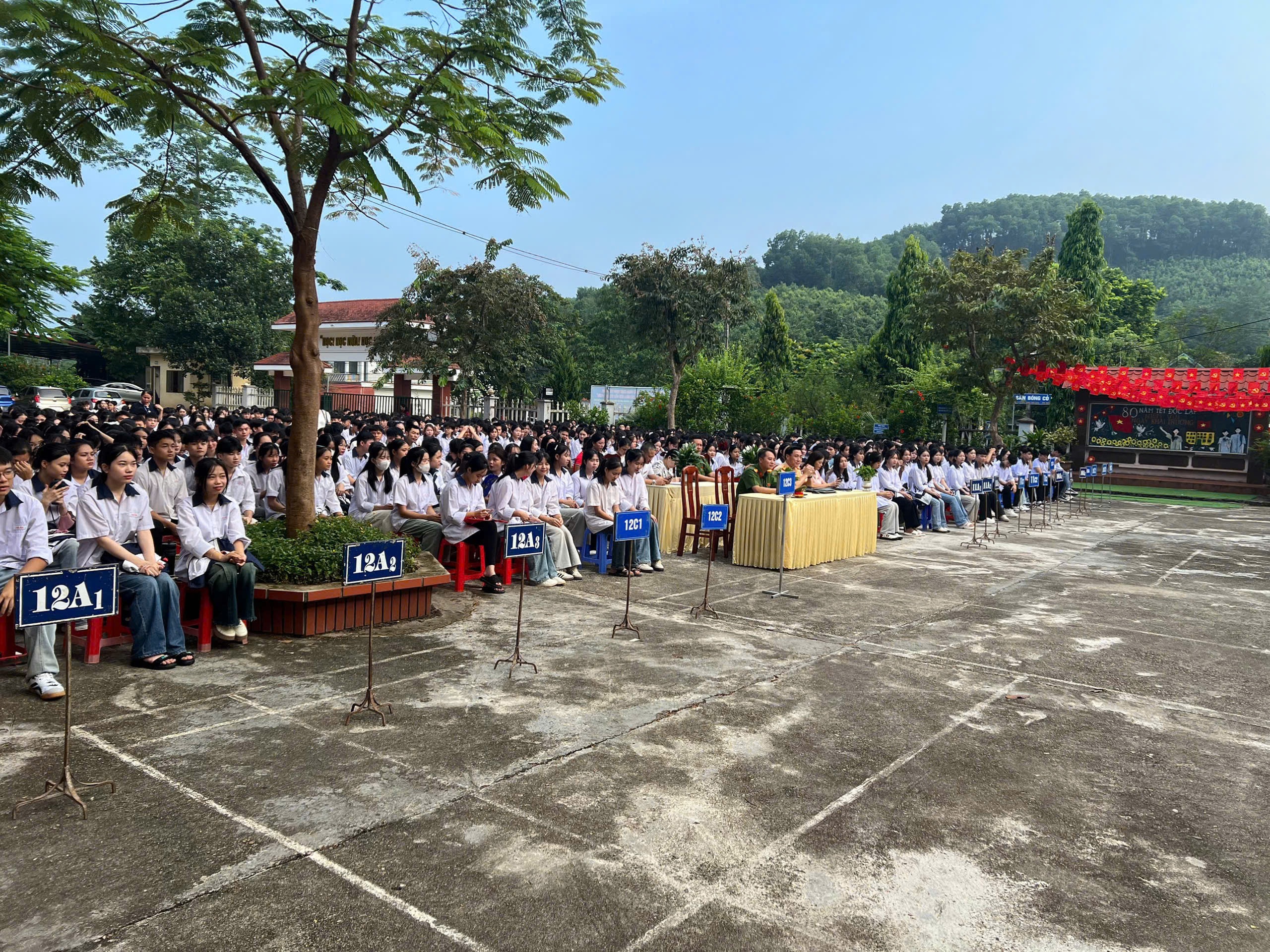 Cảnh sát giao thông Lào Cai đồng hành cùng học sinh bước vào năm học mới- Ảnh 2. Cảnh sát giao thông Lào Cai đồng hành cùng học sinh bước vào năm học mới- Ảnh 2.