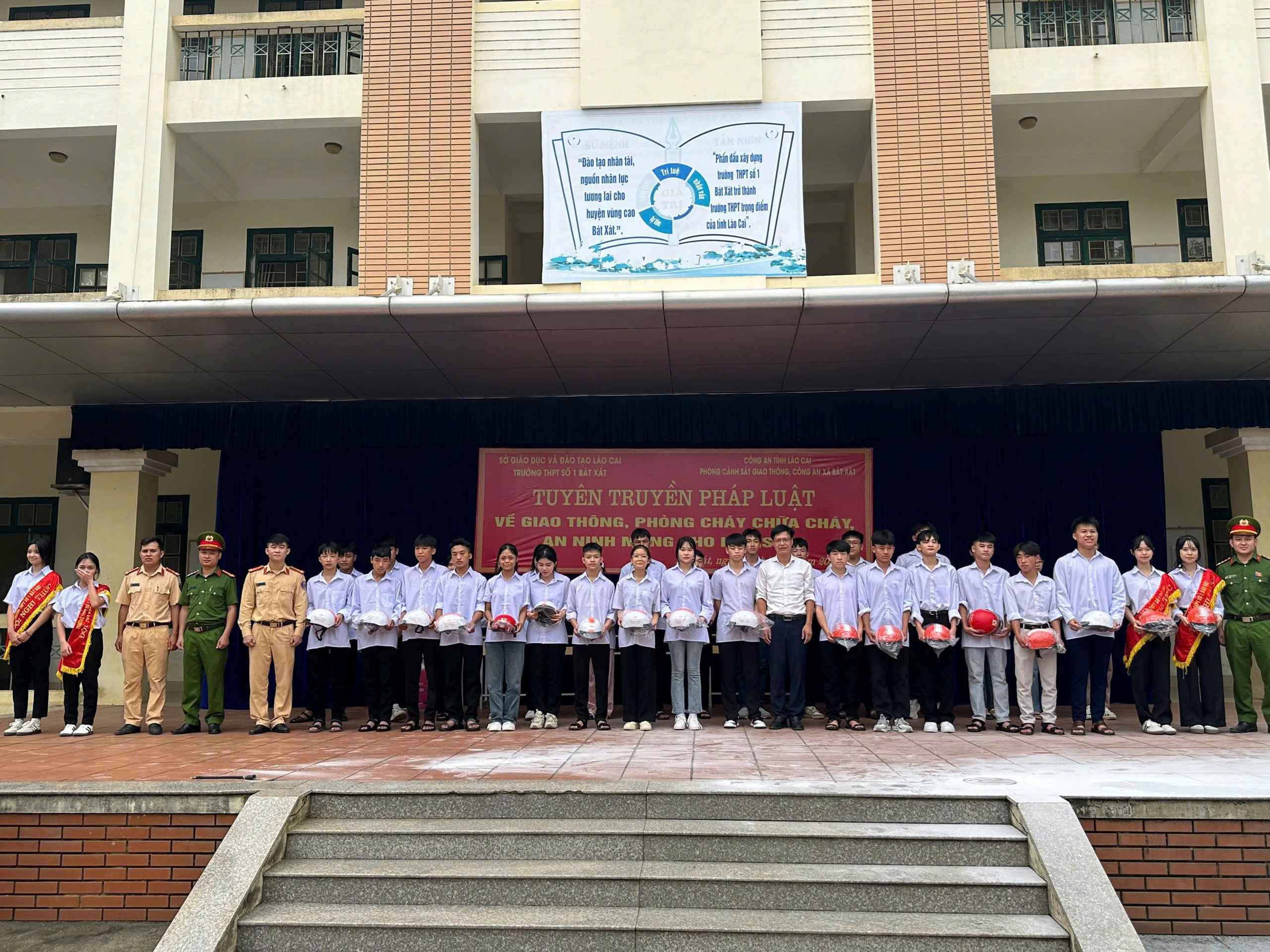 Cảnh sát giao thông Lào Cai đồng hành cùng học sinh bước vào năm học mới- Ảnh 3. Cảnh sát giao thông Lào Cai đồng hành cùng học sinh bước vào năm học mới- Ảnh 3.