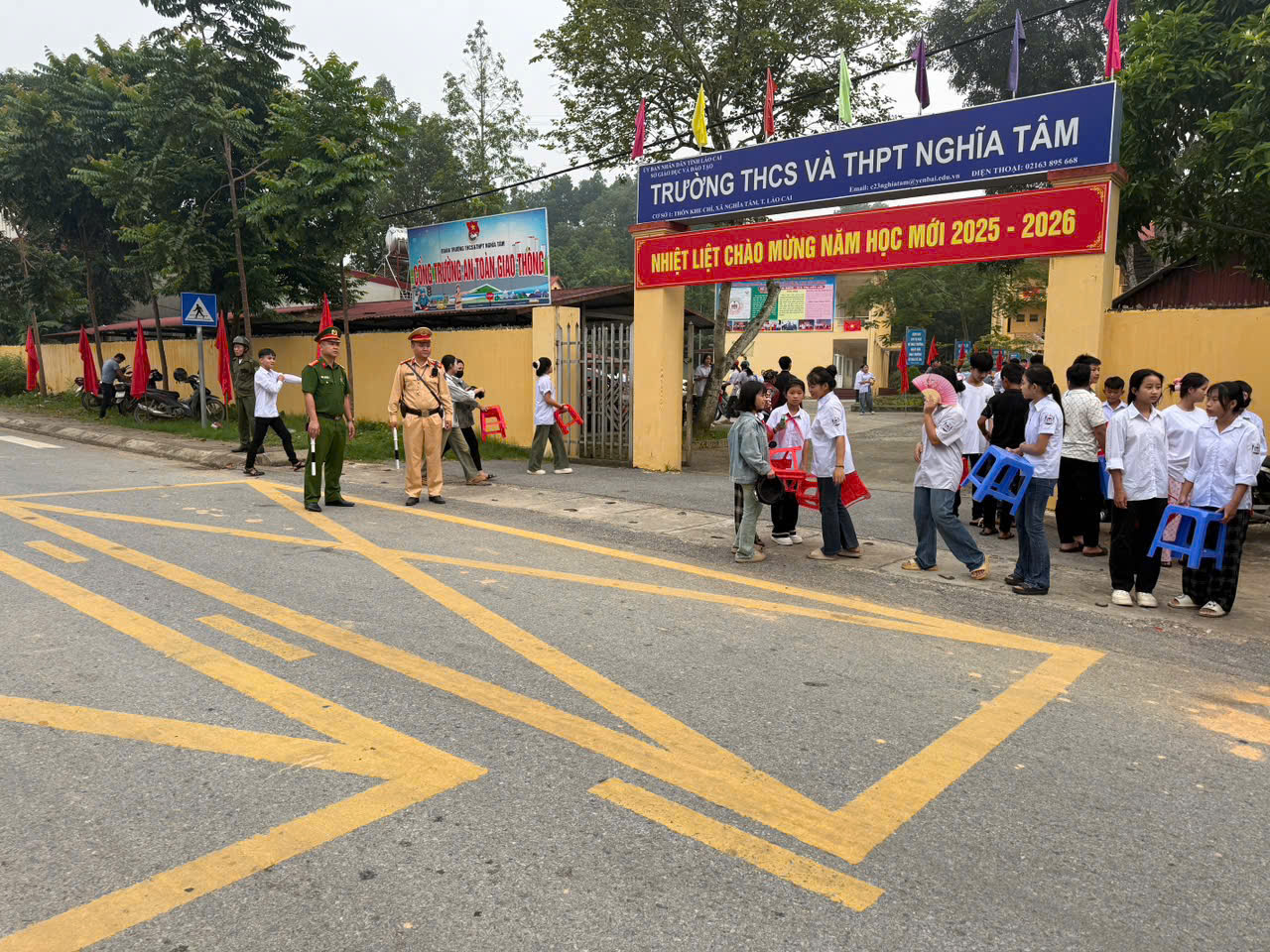 Cảnh sát giao thông Lào Cai đồng hành cùng học sinh bước vào năm học mới- Ảnh 6. Cảnh sát giao thông Lào Cai đồng hành cùng học sinh bước vào năm học mới- Ảnh 6.