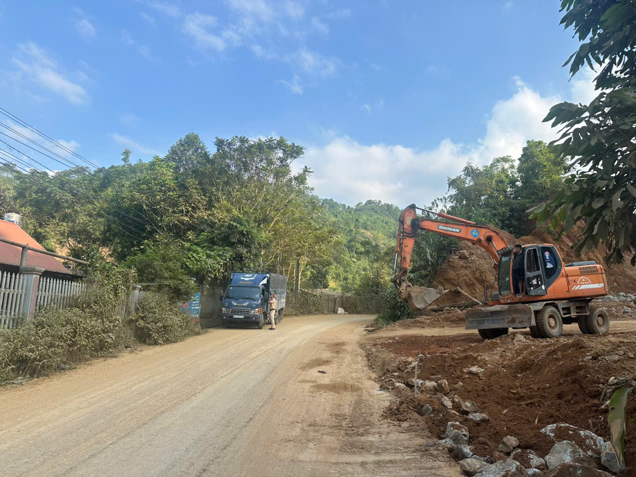 Hạ tầng và trật tự an toàn giao thông ở Lào Cai: Từ nghị quyết đến cuộc sống- Ảnh 1. Hạ tầng và trật tự an toàn giao thông ở Lào Cai: Từ nghị quyết đến cuộc sống- Ảnh 1.