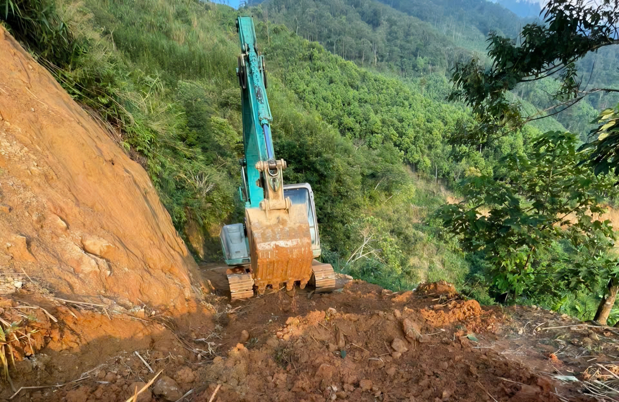 Hạ tầng và trật tự an toàn giao thông ở Lào Cai: Từ nghị quyết đến cuộc sống- Ảnh 4. Hạ tầng và trật tự an toàn giao thông ở Lào Cai: Từ nghị quyết đến cuộc sống- Ảnh 4.
