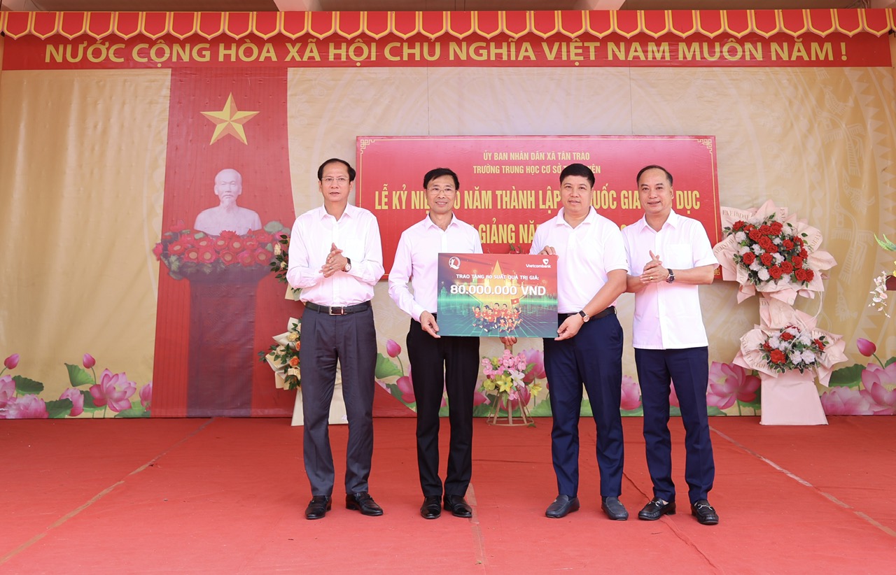 Vietcombank trao 8.000 suất học bổng cho học sinh nghèo vượt khó trên toàn quốc- Ảnh 1. Vietcombank trao 8.000 suất học bổng cho học sinh nghèo vượt khó trên toàn quốc- Ảnh 1.