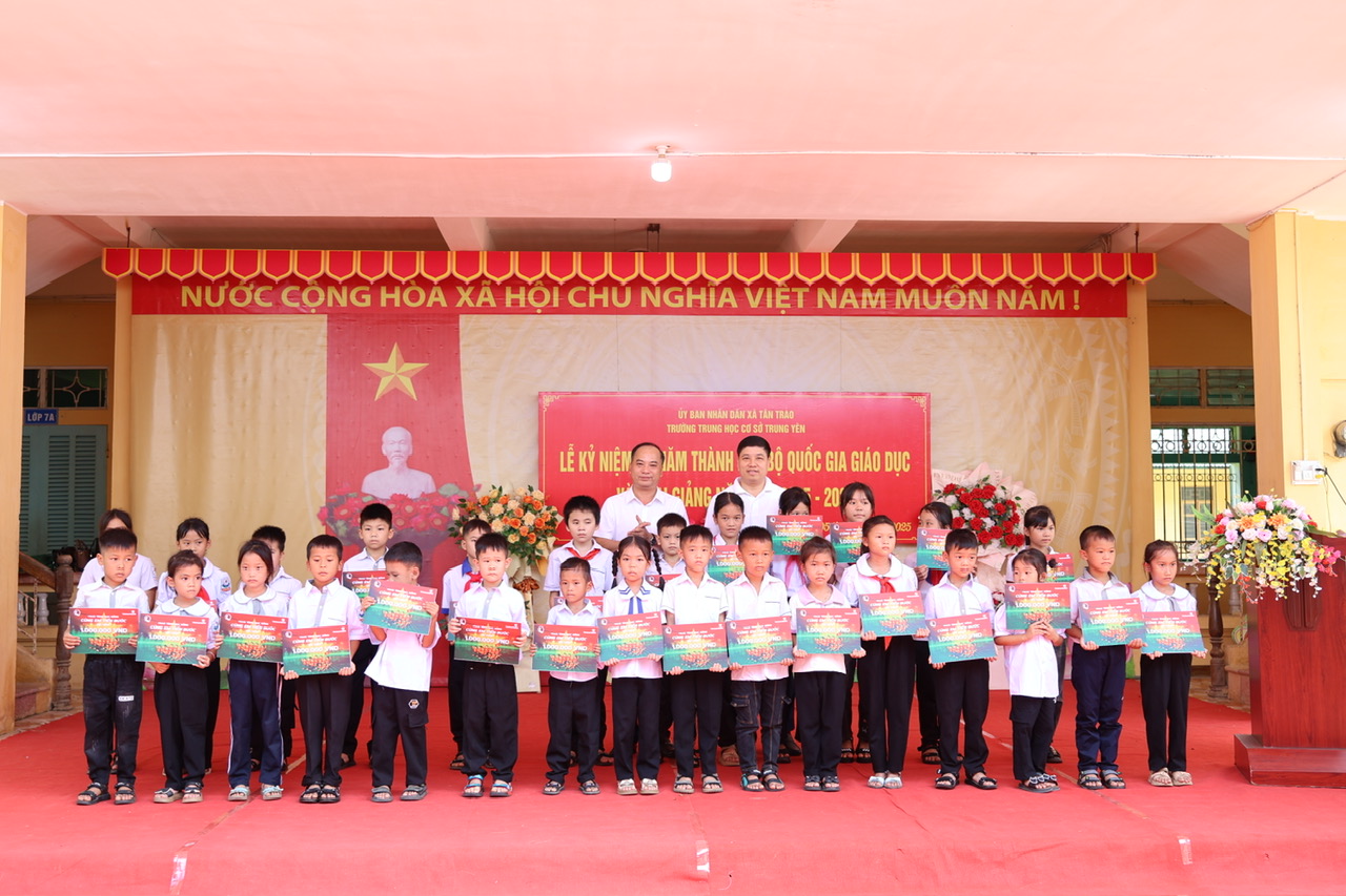 Vietcombank trao 8.000 suất học bổng cho học sinh nghèo vượt khó trên toàn quốc- Ảnh 2. Vietcombank trao 8.000 suất học bổng cho học sinh nghèo vượt khó trên toàn quốc- Ảnh 2.