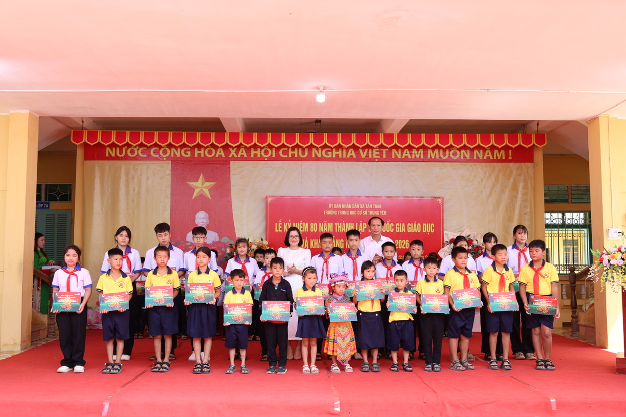 Vietcombank trao 8.000 suất học bổng cho học sinh nghèo vượt khó trên toàn quốc- Ảnh 3. Vietcombank trao 8.000 suất học bổng cho học sinh nghèo vượt khó trên toàn quốc- Ảnh 3.