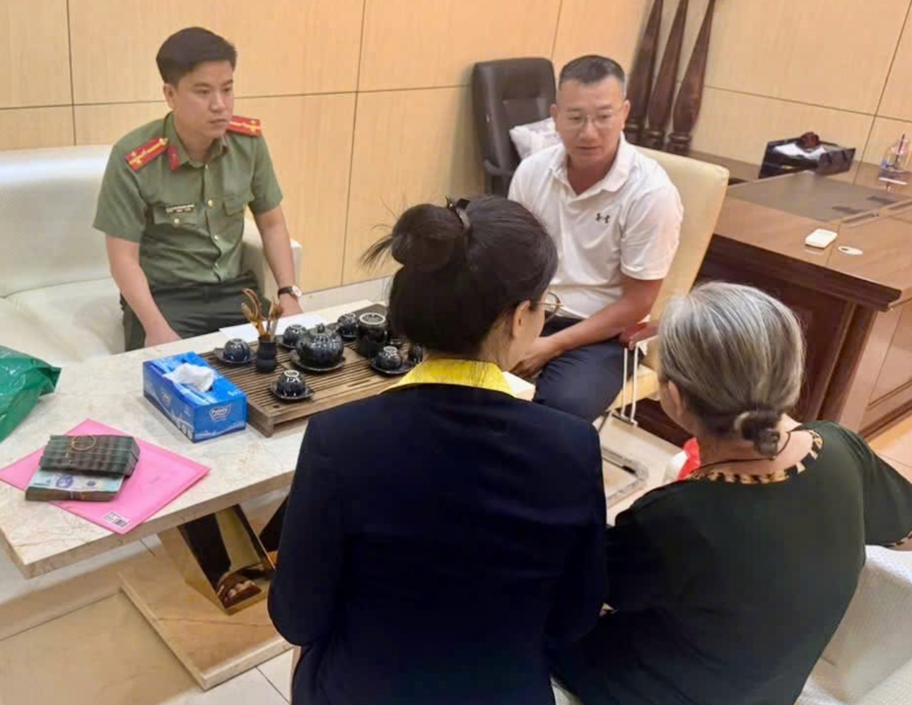 Phút chót chặn kịp thời vụ mạo danh công an lừa gần nửa tỷ đồng của cụ bà 73 tuổi- Ảnh 1. Phút chót chặn kịp thời vụ mạo danh công an lừa gần nửa tỷ đồng của cụ bà 73 tuổi- Ảnh 1.