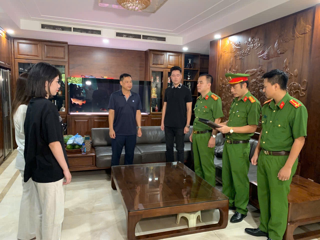 Bắt nhiều đối tượng đưa, nhận hối lộ vận chuyển gỗ qua mặt kiểm lâm- Ảnh 2.