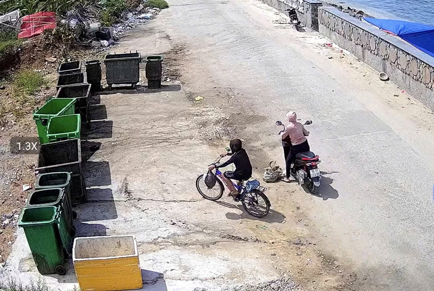 Quảng Ngãi: Đem túi rác vứt bên lề đường, người phụ nữ bị phạt 750.000 đồng- Ảnh 2. Quảng Ngãi: Đem túi rác vứt bên lề đường, người phụ nữ bị phạt 750.000 đồng- Ảnh 2.