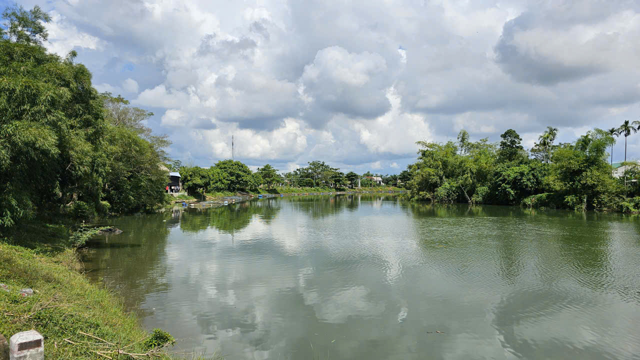 Huế: Bờ sông Bồ sạt lở ăn sâu vào tuyến đường bê tông, người dân thấp thỏm lo sợ- Ảnh 9. Huế: Bờ sông Bồ sạt lở ăn sâu vào tuyến đường bê tông, người dân thấp thỏm lo sợ- Ảnh 9.