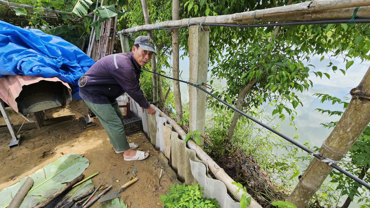 Huế: Bờ sông Bồ sạt lở ăn sâu vào tuyến đường bê tông, người dân thấp thỏm lo sợ- Ảnh 7. Huế: Bờ sông Bồ sạt lở ăn sâu vào tuyến đường bê tông, người dân thấp thỏm lo sợ- Ảnh 7.