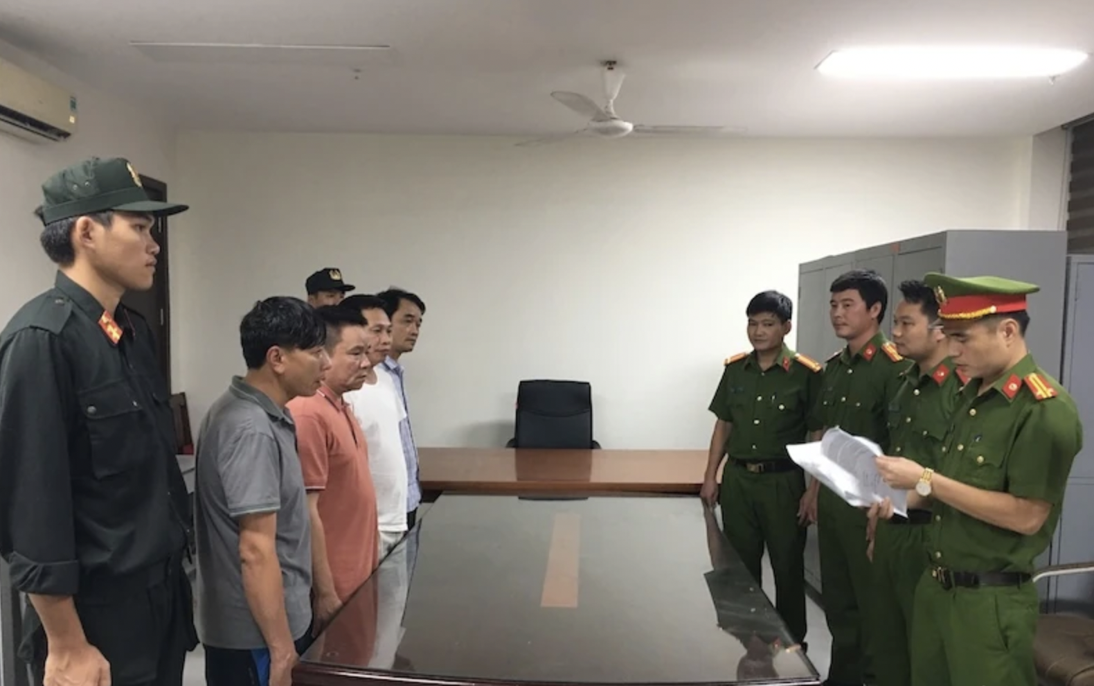 Bắt nhiều đối tượng đưa, nhận hối lộ vận chuyển gỗ qua mặt kiểm lâm- Ảnh 1.