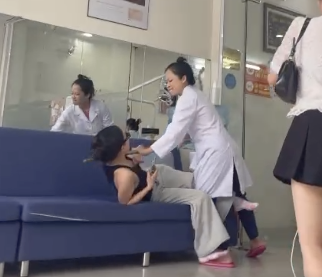 Công an vào cuộc điều tra chủ nha khoa bị tố hành hung khách hàng- Ảnh 1. Công an vào cuộc điều tra chủ nha khoa bị tố hành hung khách hàng- Ảnh 1.