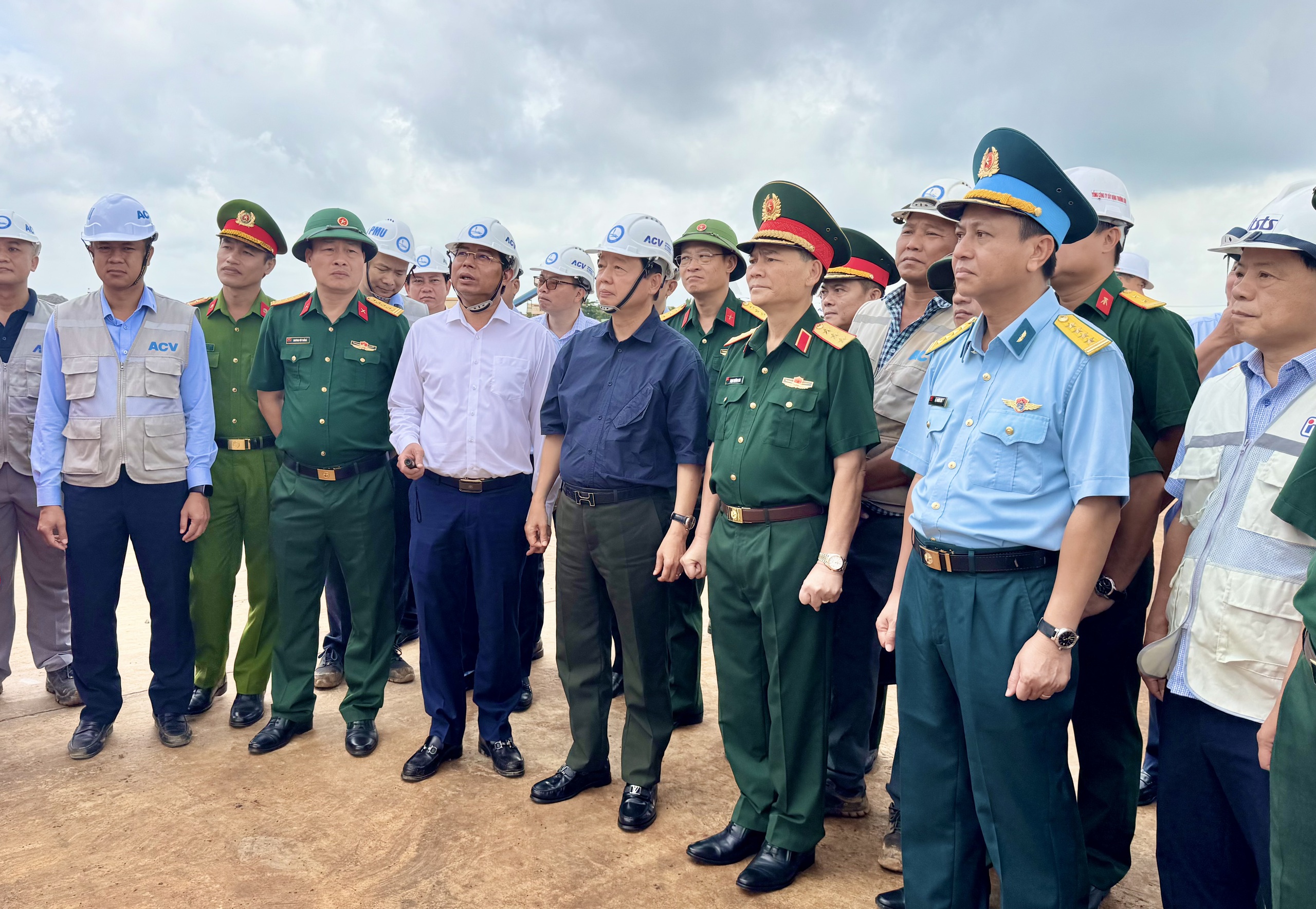Phó Thủ tướng Trần Hồng Hà kiểm tra đột xuất siêu sân bay Long Thành trong ngày chủ nhật- Ảnh 1. Phó Thủ tướng Trần Hồng Hà kiểm tra đột xuất siêu sân bay Long Thành trong ngày chủ nhật- Ảnh 1.