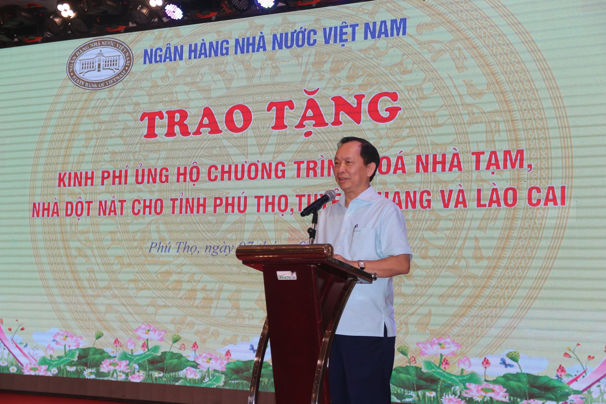 Trao 8 tỷ đồng hỗ trợ xóa nhà tạm, nhà dột nát cho 3 tỉnh Phú Thọ, Tuyên Quang, Lào Cai- Ảnh 1. Trao 8 tỷ đồng hỗ trợ xóa nhà tạm, nhà dột nát cho 3 tỉnh Phú Thọ, Tuyên Quang, Lào Cai- Ảnh 1.