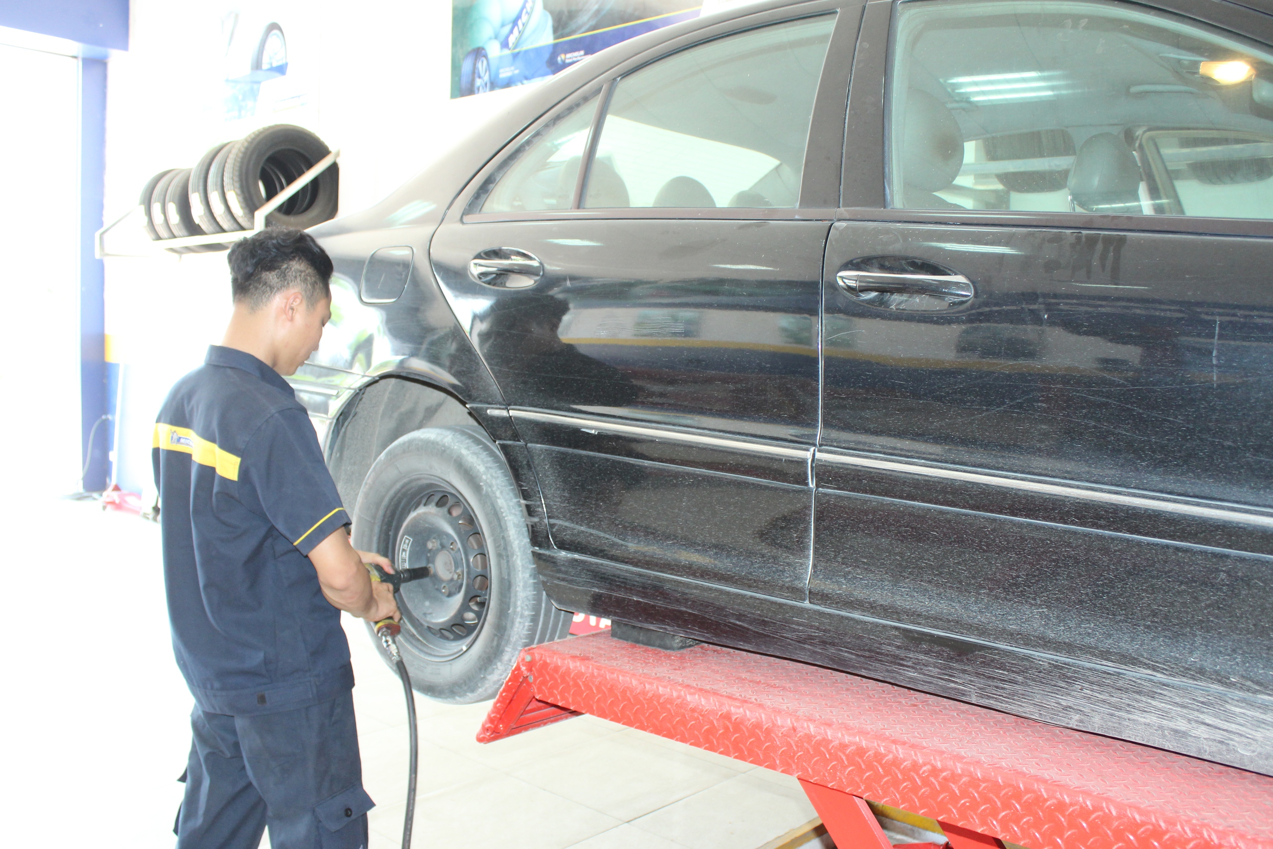 Cách lái xe khiến ô tô dễ bị nổ lốp- Ảnh 1.