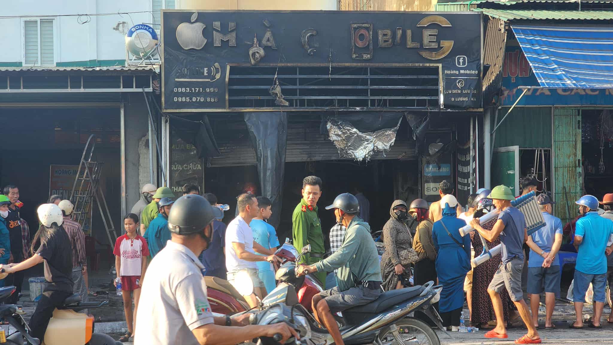 Nghệ An: Cháy cửa hàng điện thoại, gần như toàn bộ máy móc bên trong bị thiêu rụi- Ảnh 4. Nghệ An: Cháy cửa hàng điện thoại, gần như toàn bộ máy móc bên trong bị thiêu rụi- Ảnh 4.