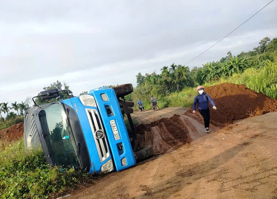 Đắk Lắk chỉ đạo kiểm tra, phản ánh loạt phương tiện vô tư vào đường đang thi công- Ảnh 2. Đắk Lắk chỉ đạo kiểm tra, phản ánh loạt phương tiện vô tư vào đường đang thi công- Ảnh 2.