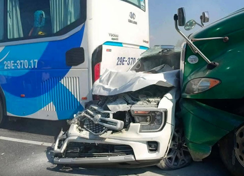 Vụ tai nạn khiến cao tốc Cao Bồ - Mai Sơn bị ách tắc nhiều giờ. Vụ tai nạn khiến cao tốc Cao Bồ - Mai Sơn bị ách tắc nhiều giờ.