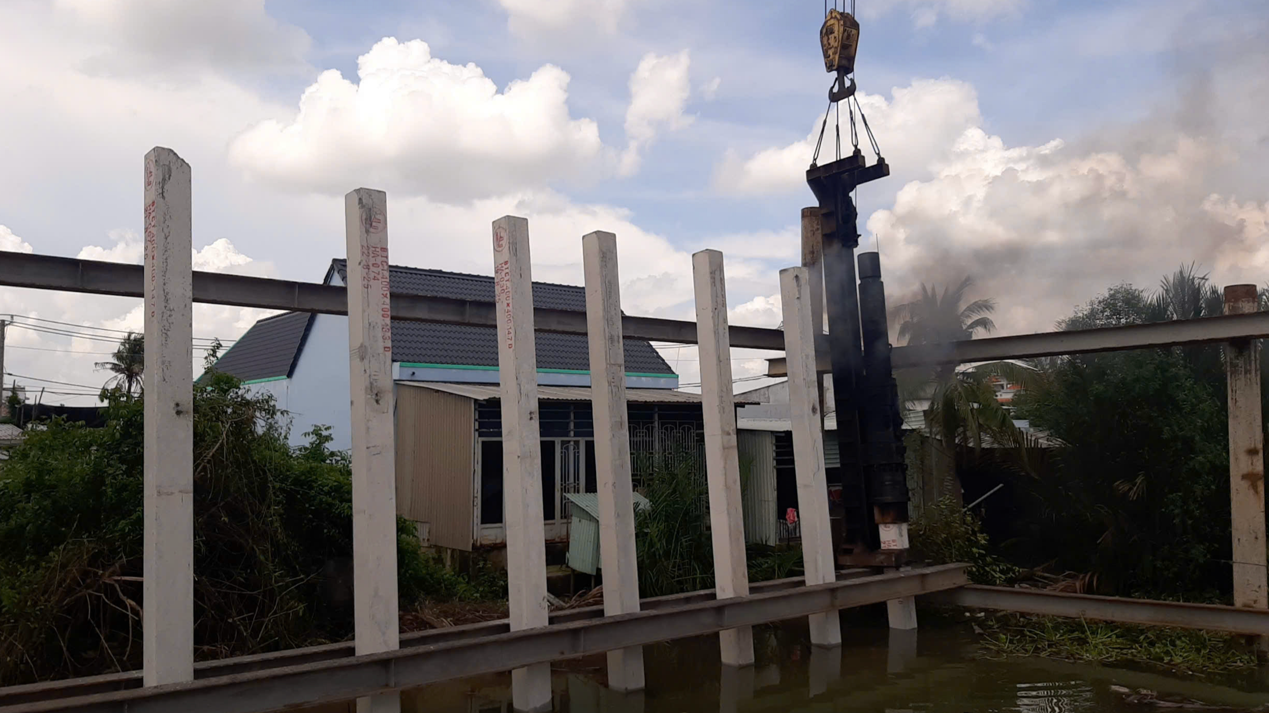 Nguy cơ sạt lở bờ sông, TP.HCM triển khai gói thầu 76 tỷ đồng kè Rạch Giồng trong 5 tháng- Ảnh 1.